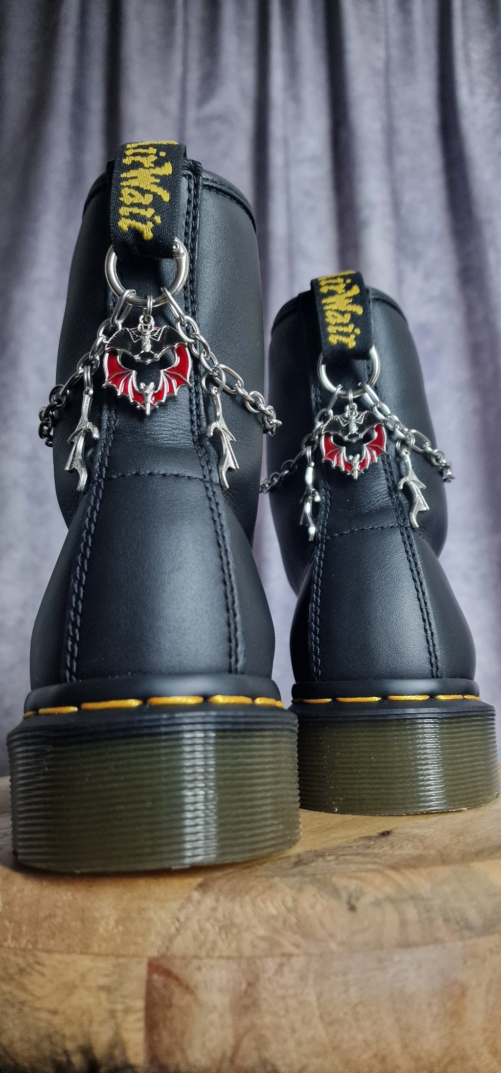 Bijoux chaînes sur brides arrière et lacets - Chauve-souris, ailes et barbelé