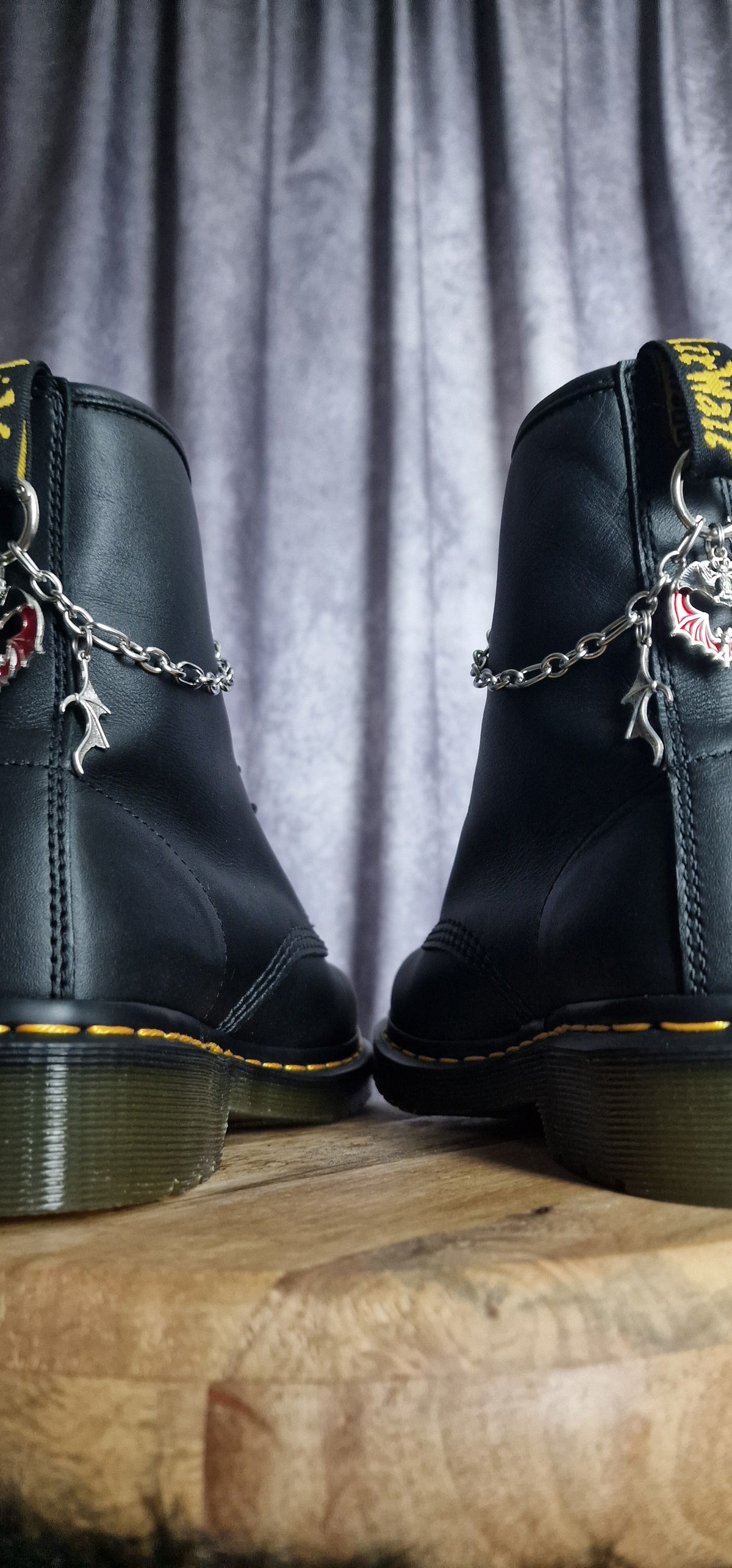 Bijoux chaînes sur brides arrière et lacets - Chauve-souris, ailes et barbelé