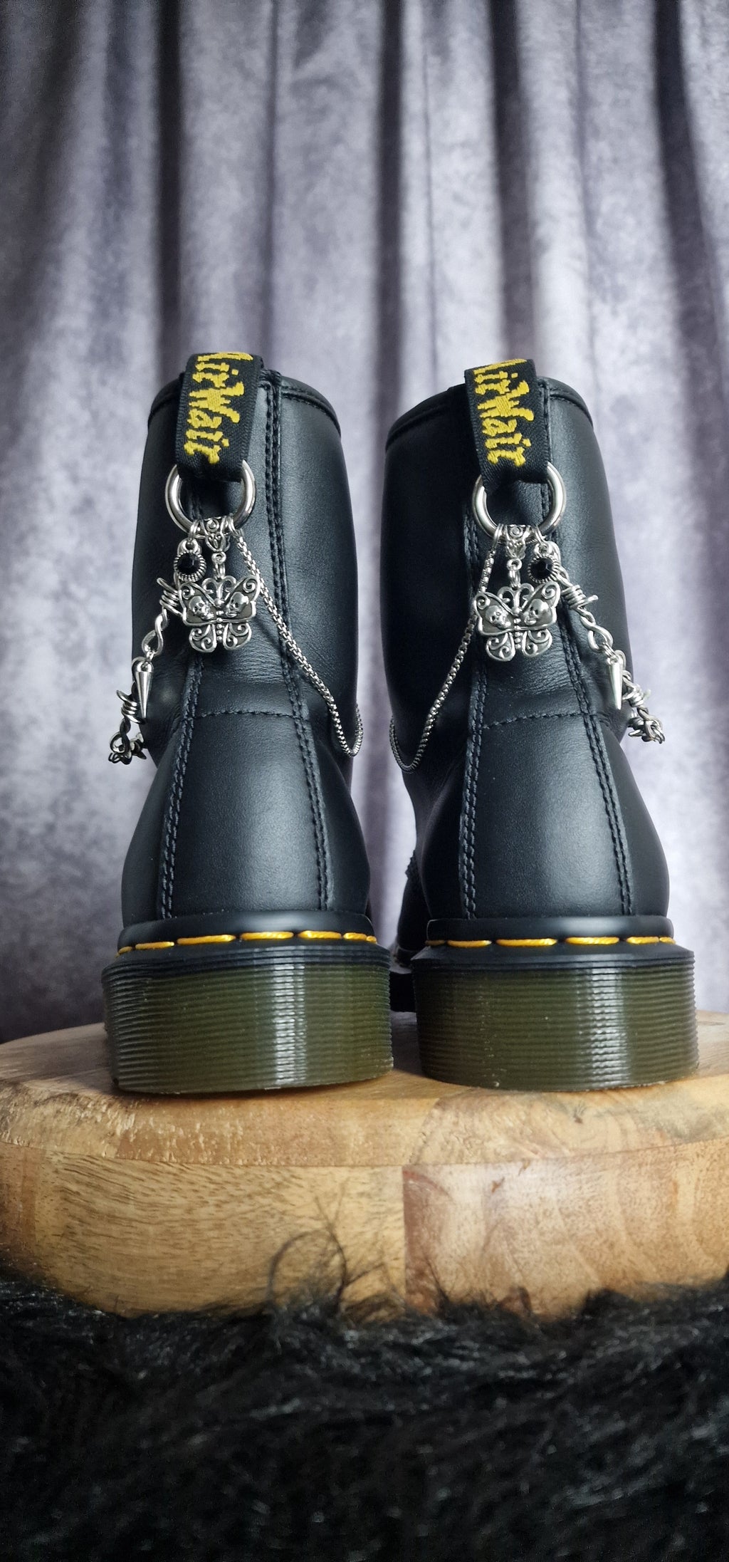 Bijoux chaînes sur brides arrière et lacets - Papillons & barbelé
