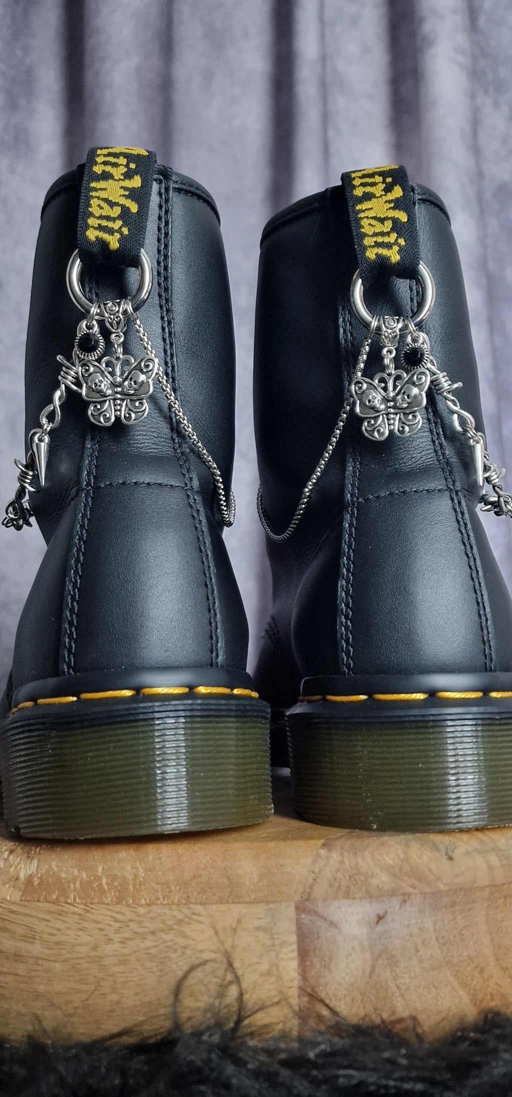 Bijoux chaînes sur brides arrière et lacets - Papillons & barbelé