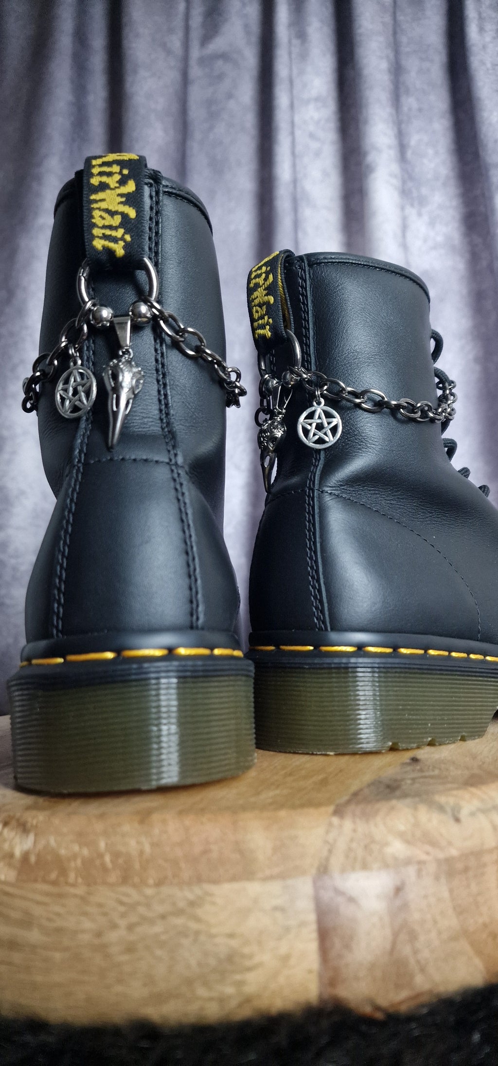 Bijoux chaînes sur brides arrière et lacets - Crâne de corbeau & pentacle