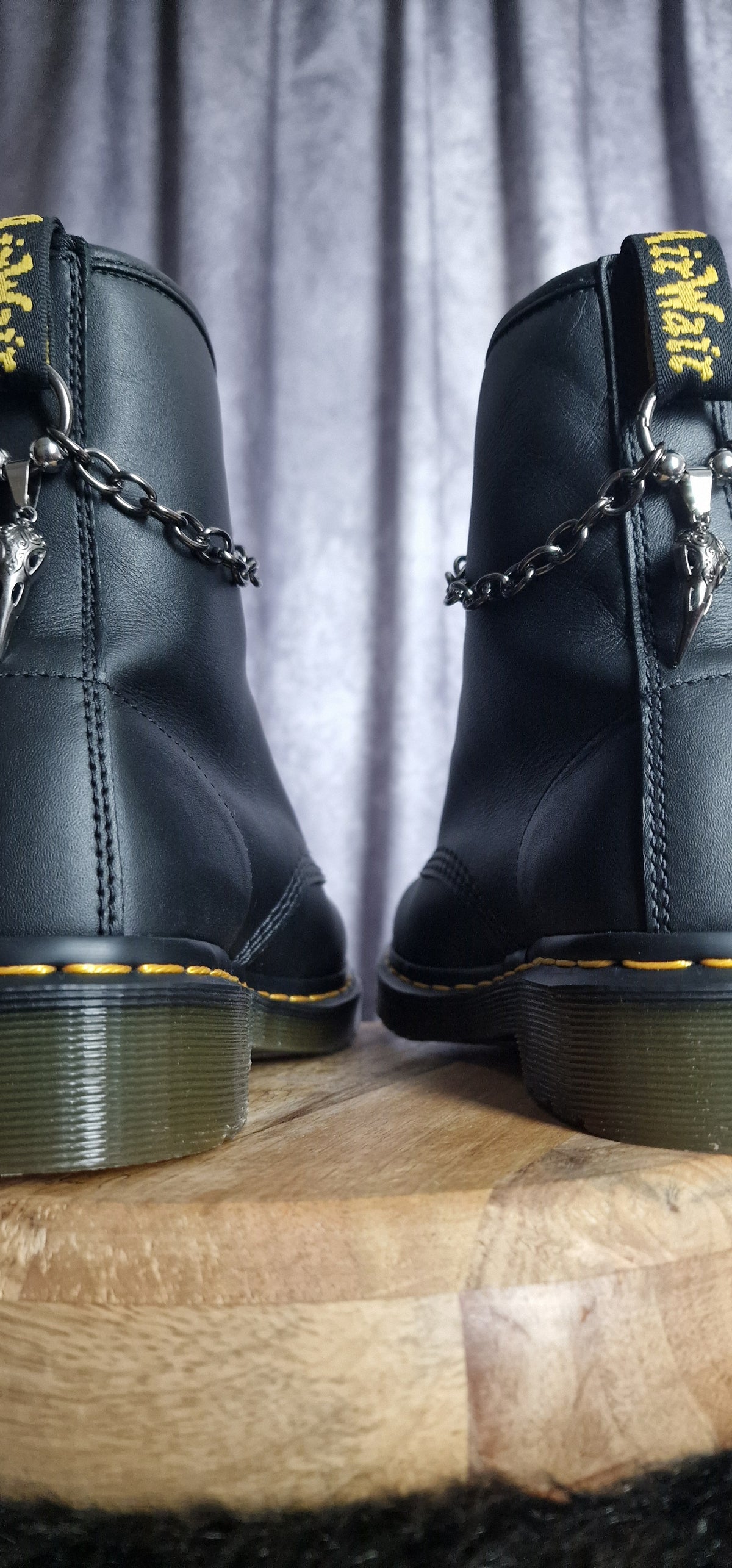 Bijoux chaînes sur brides arrière et lacets - Crâne de corbeau & pentacle