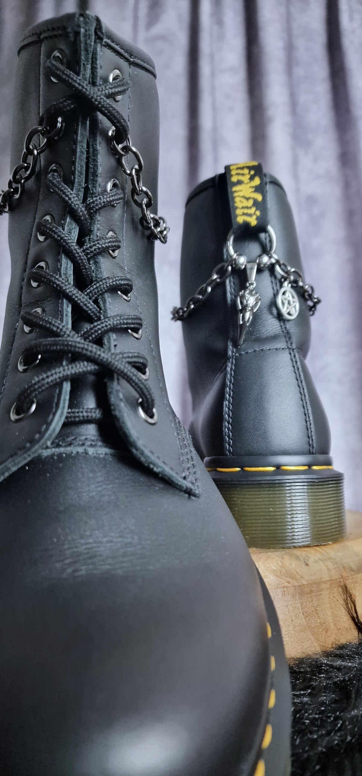 Bijoux chaînes sur brides arrière et lacets - Crâne de corbeau & pentacle