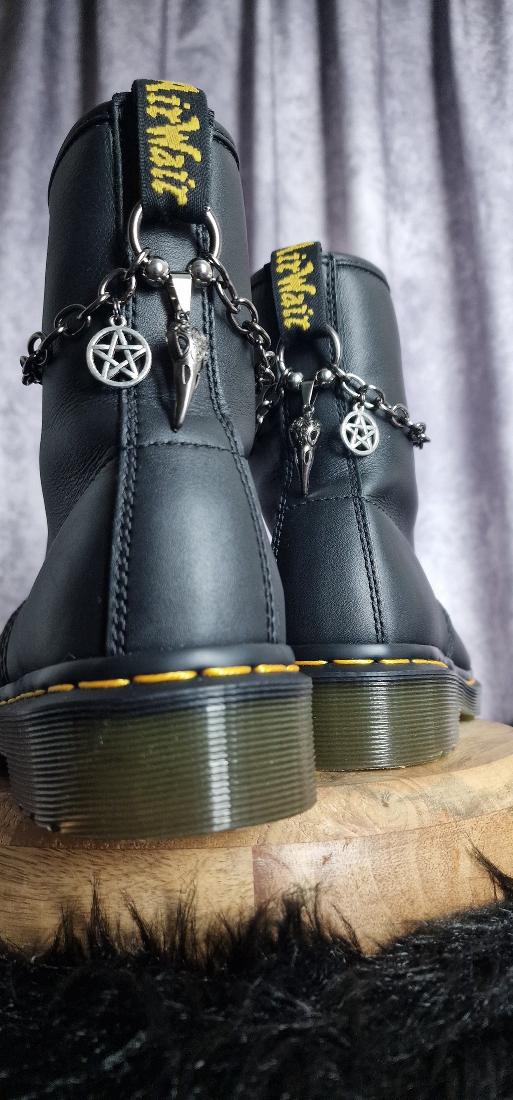 Bijoux chaînes sur brides arrière et lacets - Crâne de corbeau & pentacle