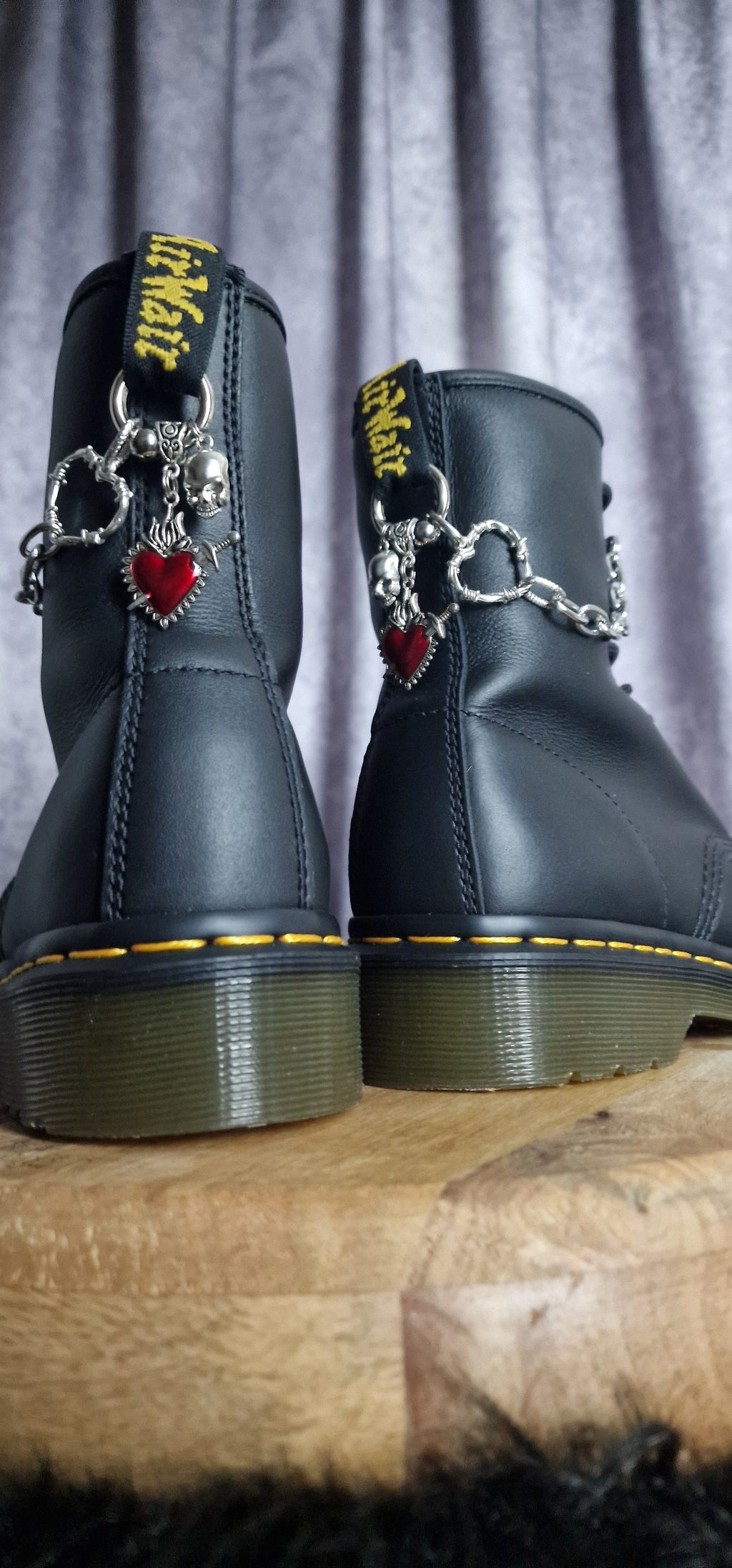 Bijoux chaînes sur brides arrière et lacets - Coeurs & crâne