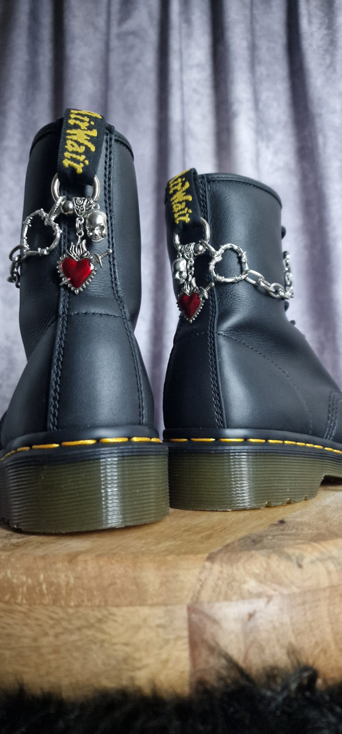 Bijoux chaînes sur brides arrière et lacets - Coeurs & crâne