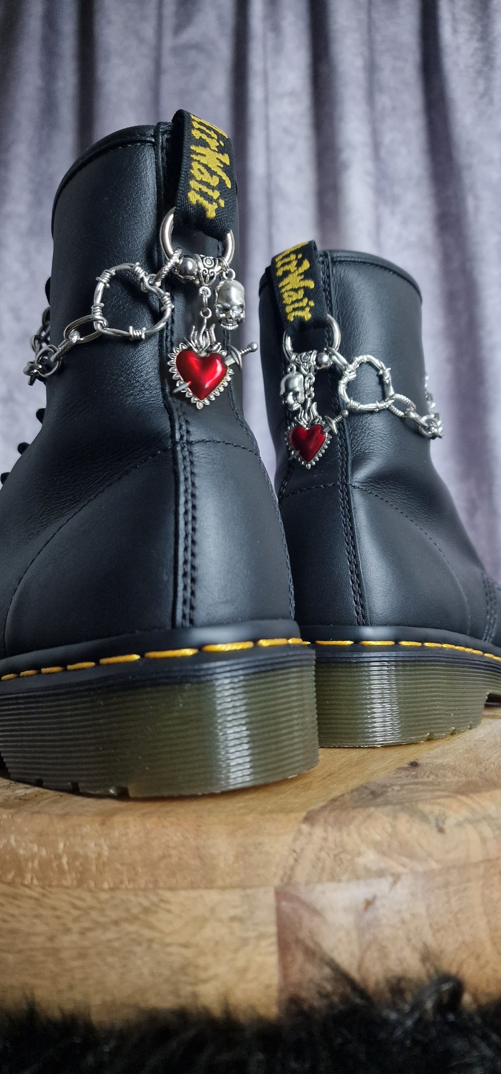 Bijoux chaînes sur brides arrière et lacets - Coeurs & crâne