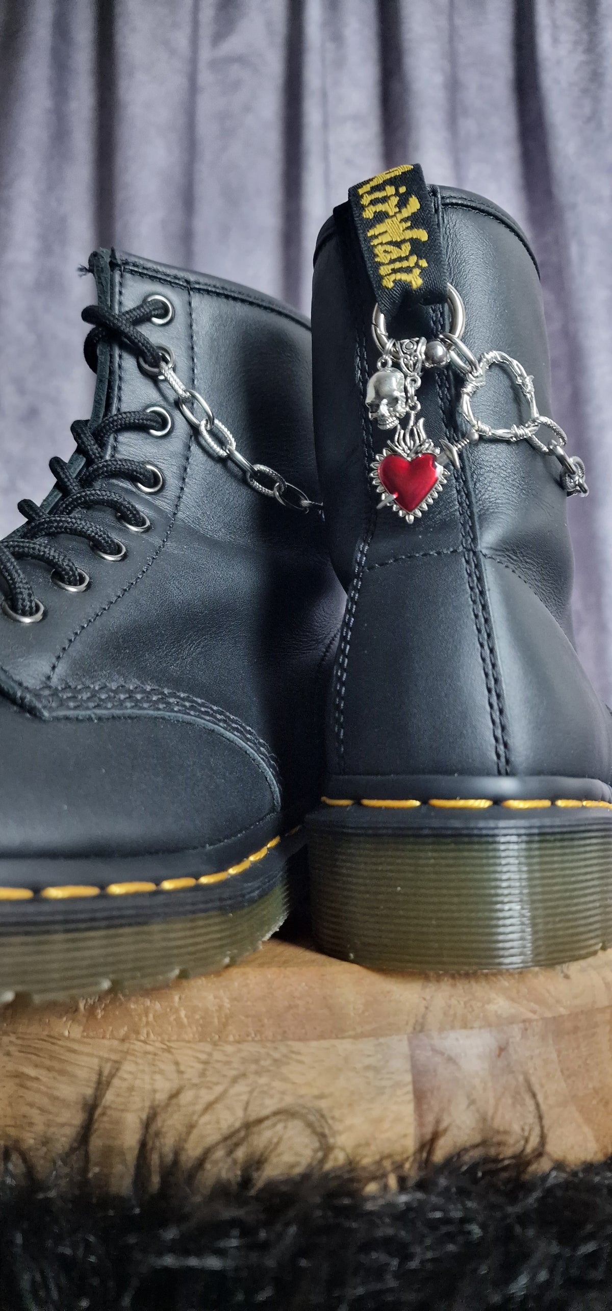 Bijoux chaînes sur brides arrière et lacets - Coeurs & crâne