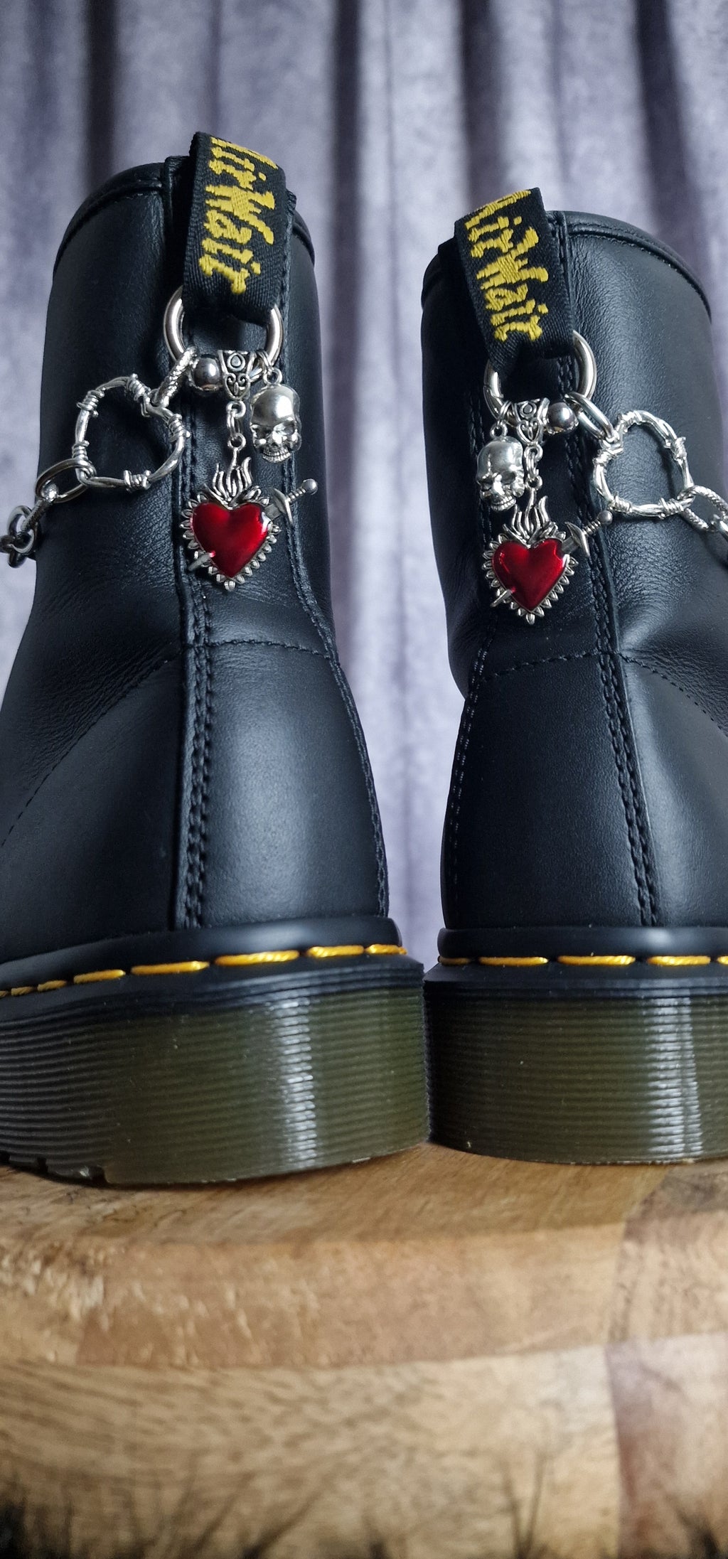 Bijoux chaînes sur brides arrière et lacets - Coeurs & crâne
