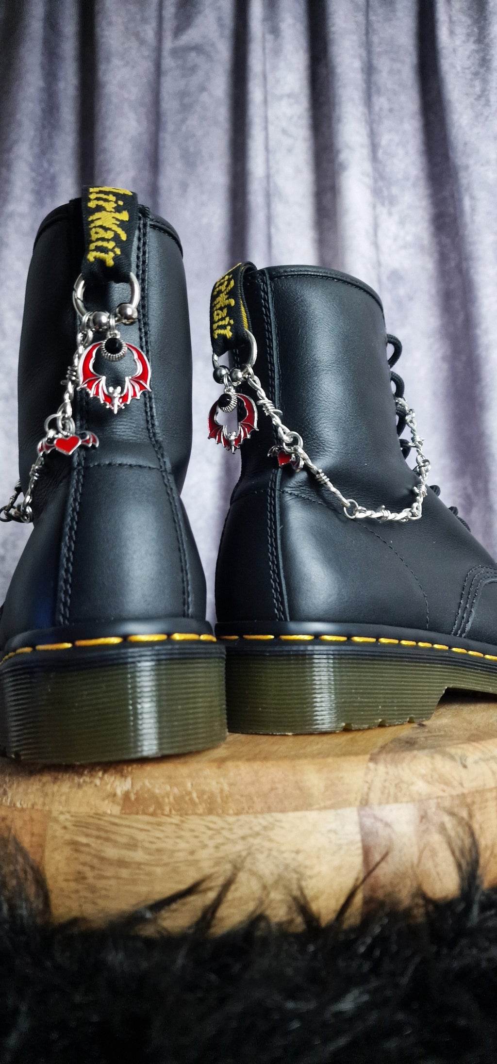 Bijoux chaînes sur brides arrière et lacets - Chauve-souris & cœur ailé