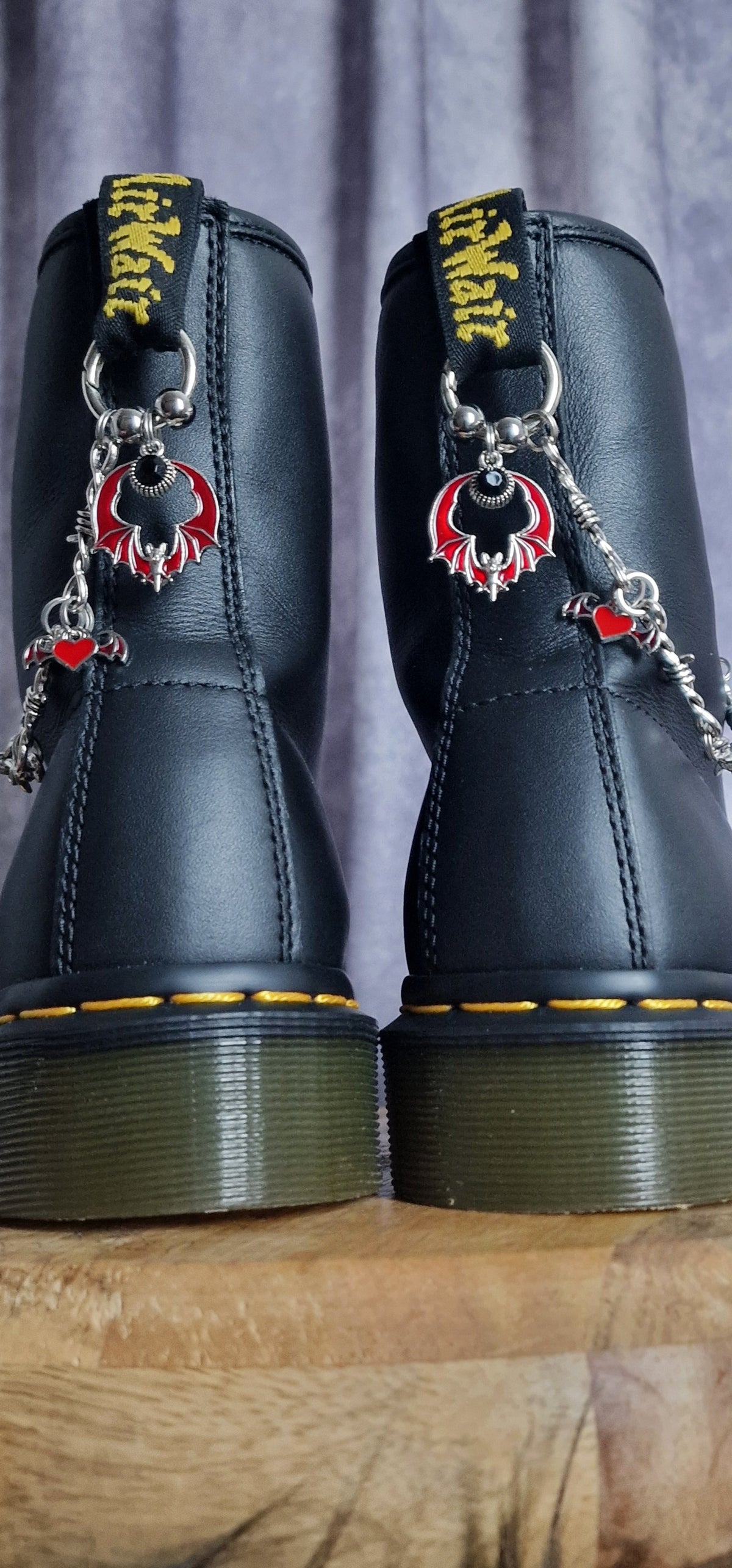 Bijoux chaînes sur brides arrière et lacets - Chauve-souris & cœur ailé