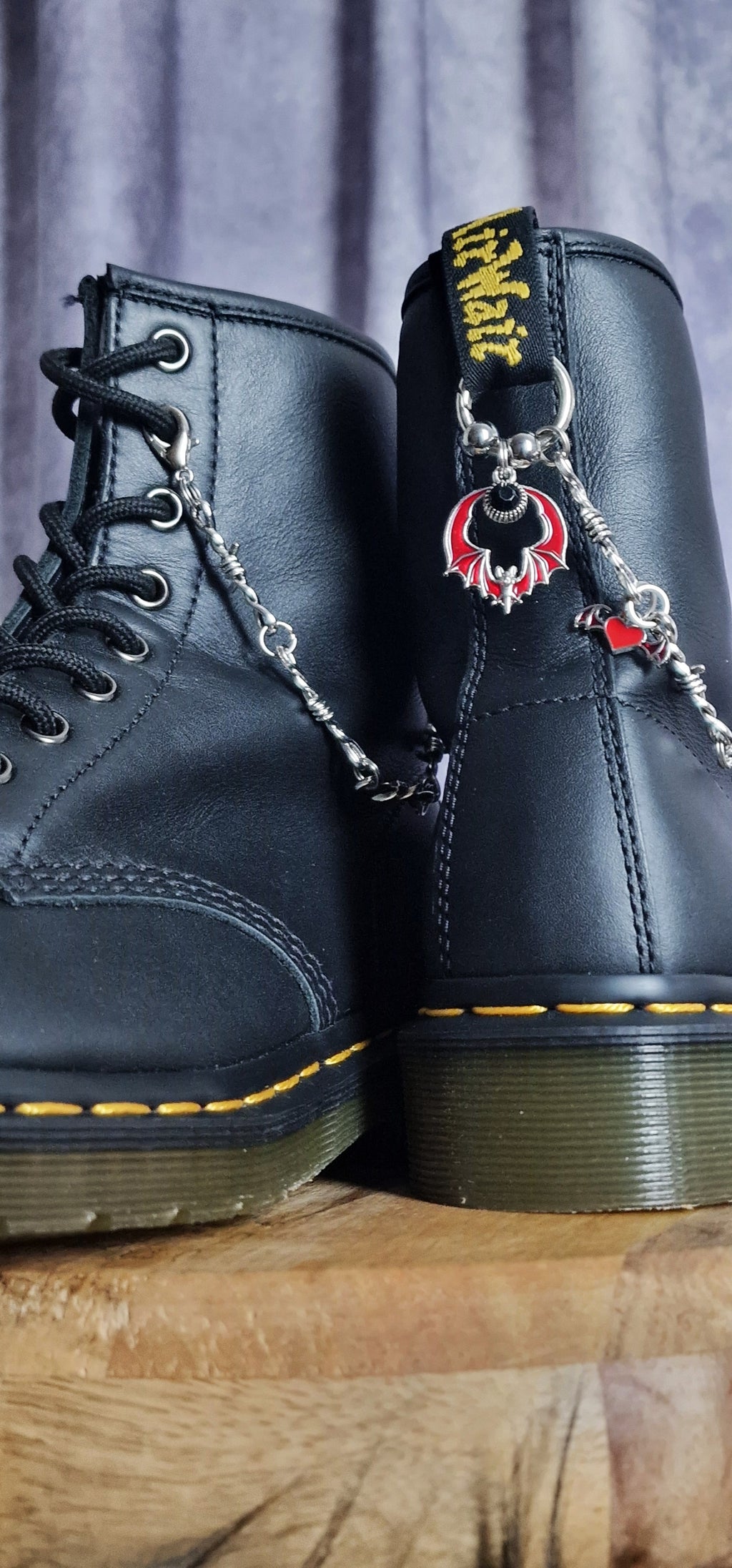 Bijoux chaînes sur brides arrière et lacets - Chauve-souris & cœur ailé