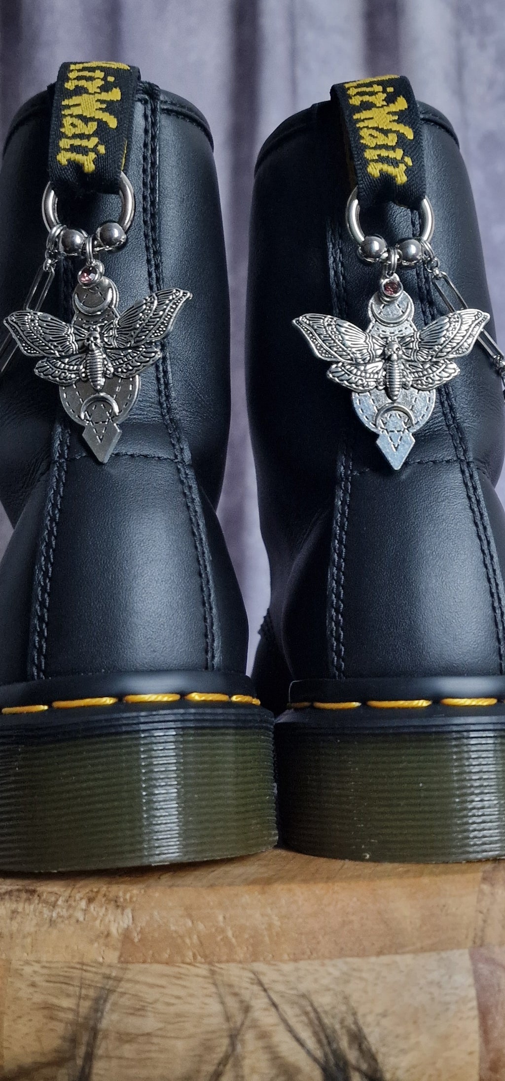 Bijoux chaînes sur brides arrière et lacets - Papillon de nuit & Strass