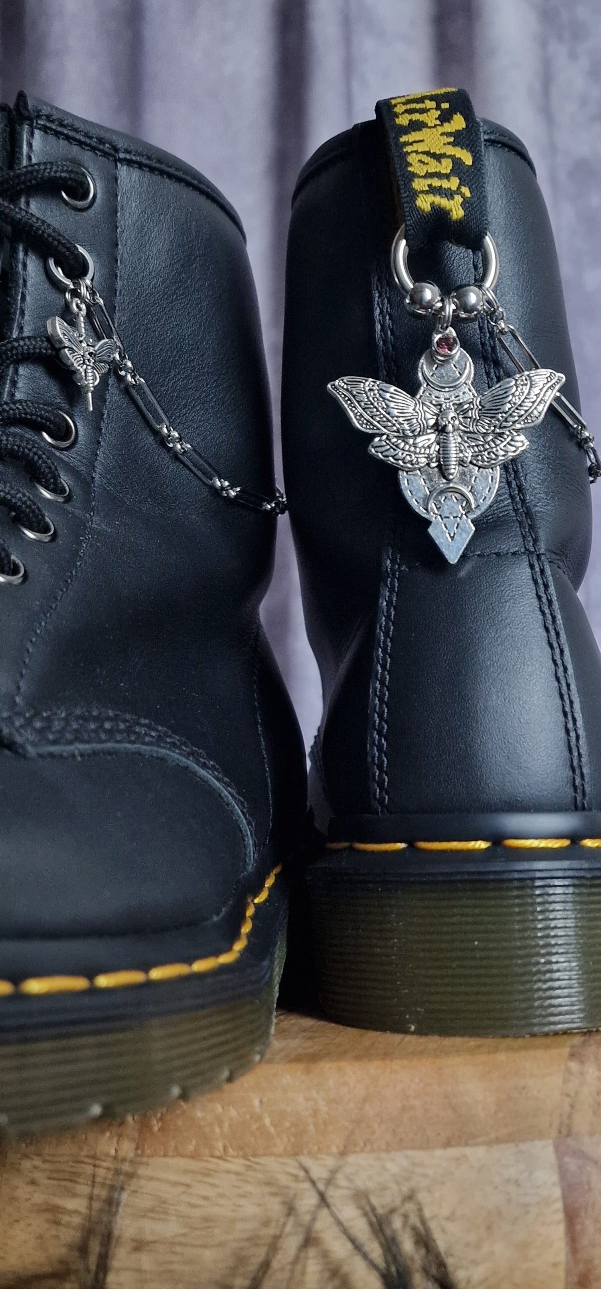 Bijoux chaînes sur brides arrière et lacets - Papillon de nuit & Strass