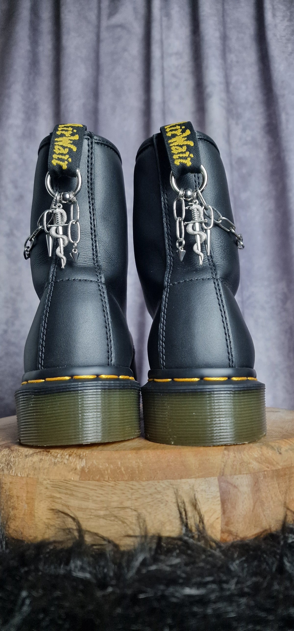 Bijoux chaînes sur brides arrière et lacets -  Epée & serpent