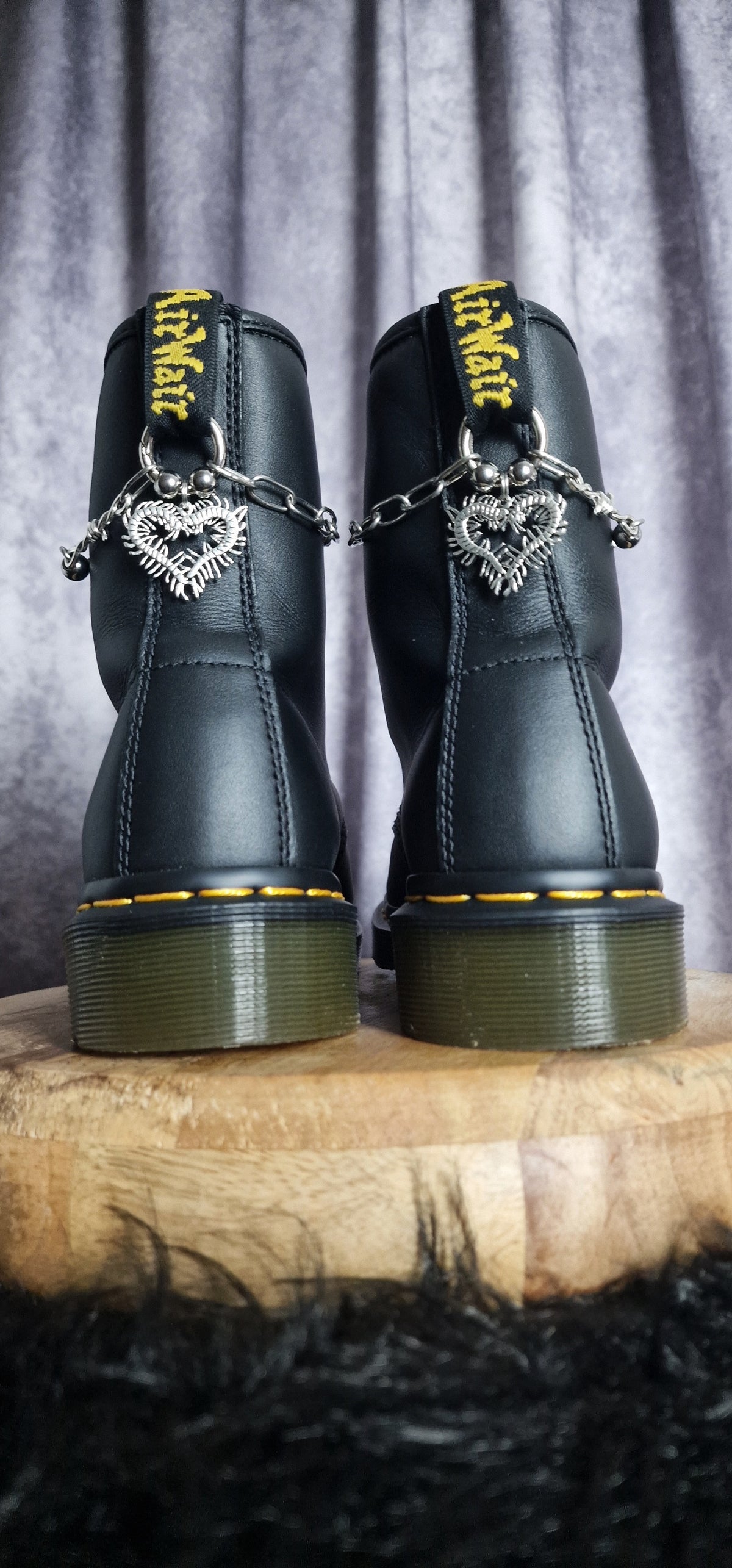 Bijoux chaînes sur brides arrière et lacets - Cœur insecte rampant
