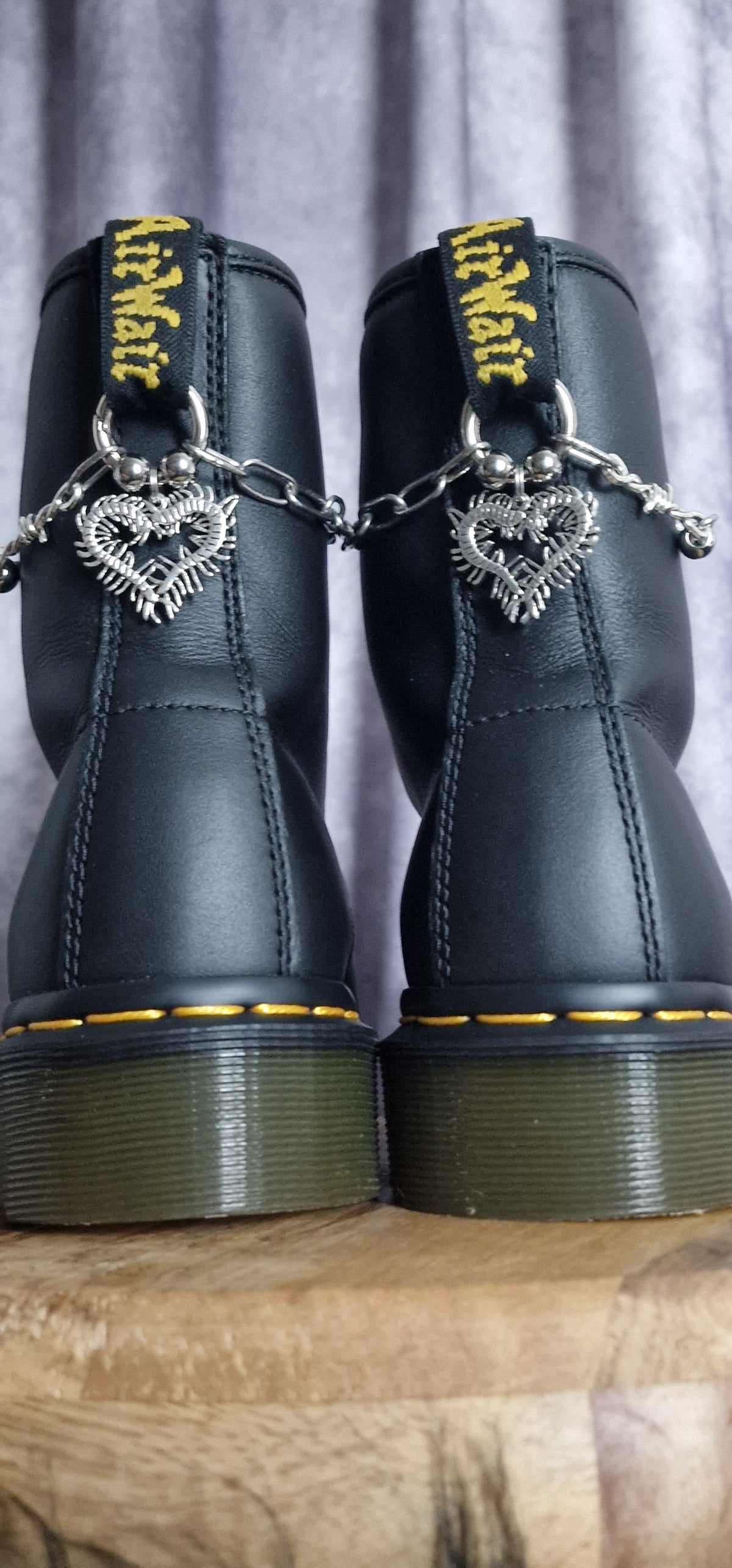 Bijoux chaînes sur brides arrière et lacets - Cœur insecte rampant