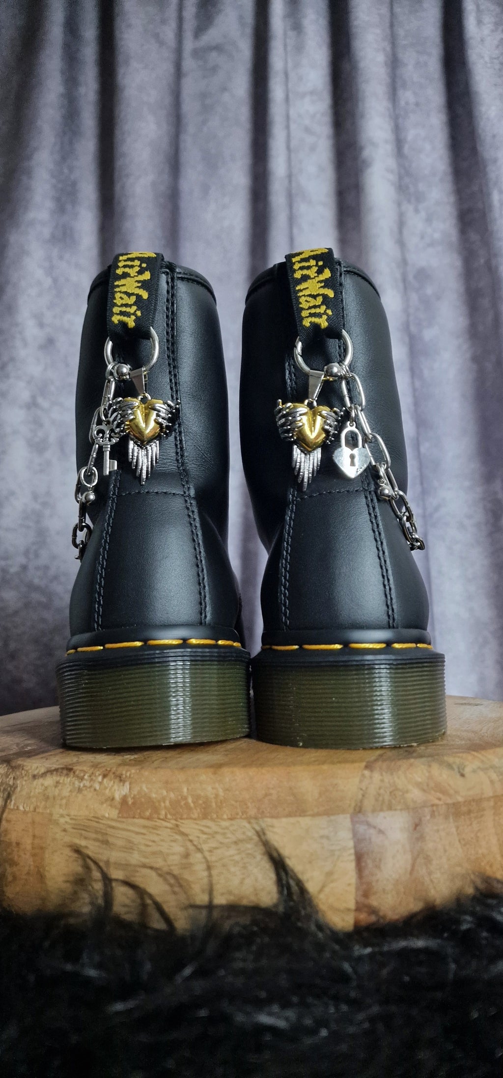 Bijoux chaînes sur brides arrière et lacets - Cœur ailé & cadenas