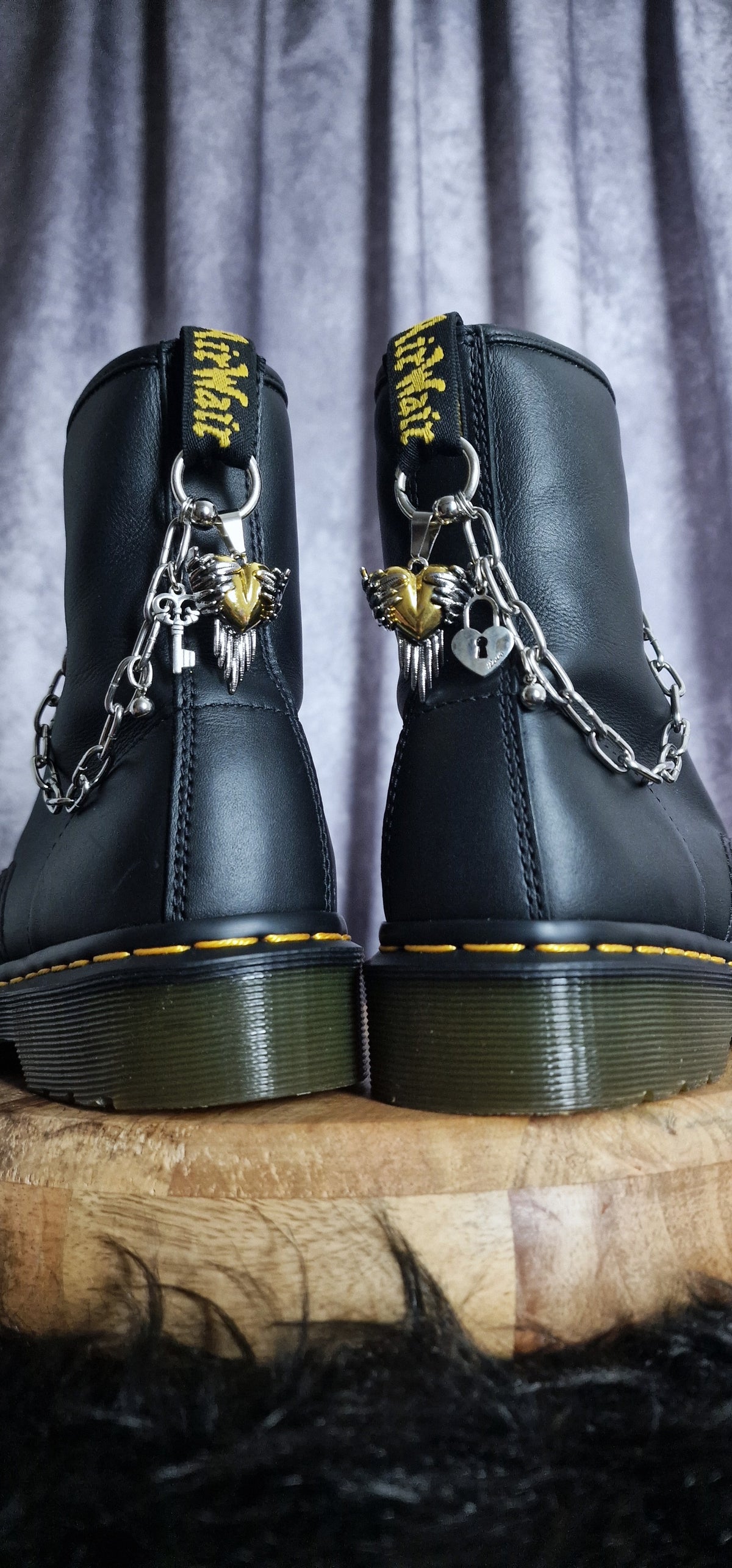 Bijoux chaînes sur brides arrière et lacets - Cœur ailé & cadenas