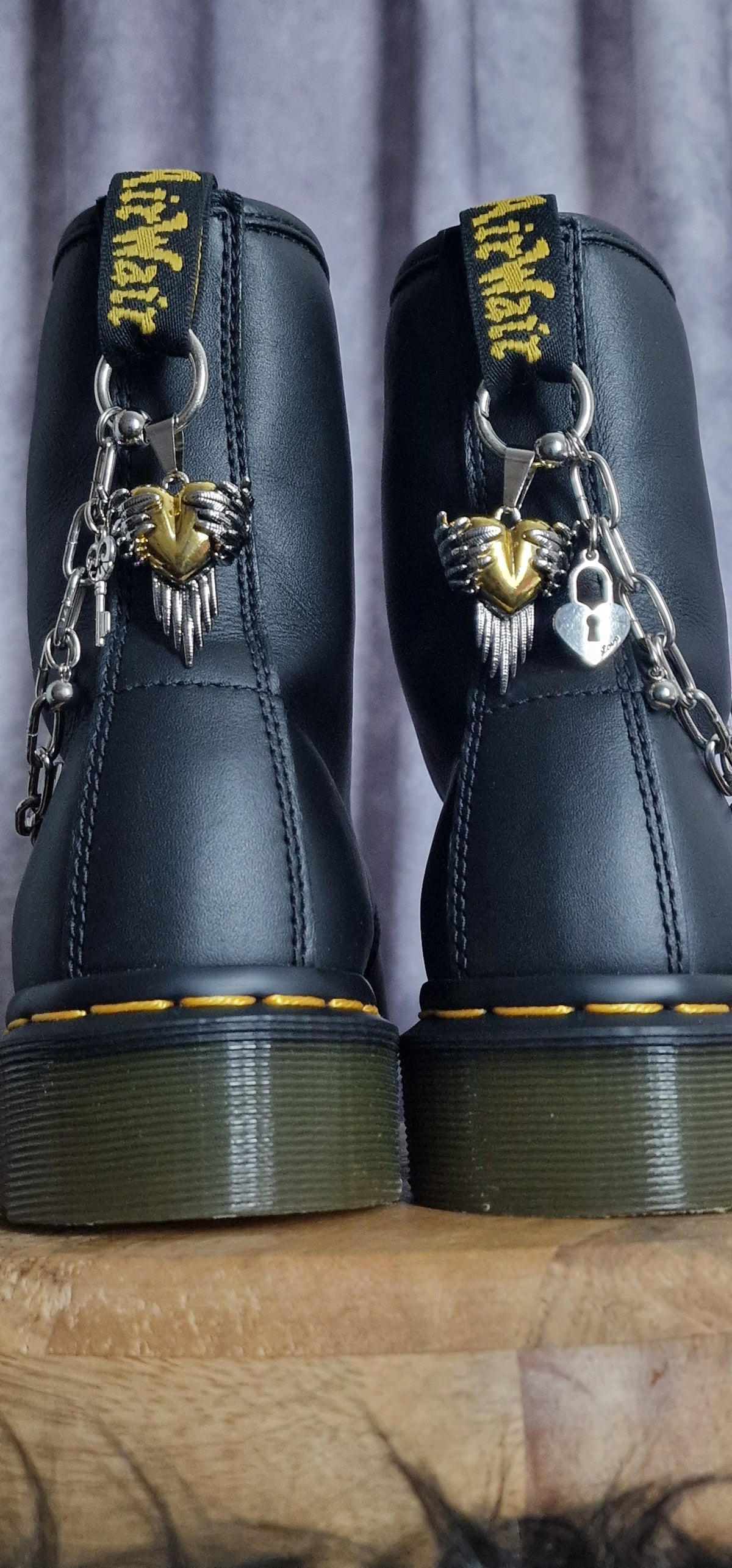 Bijoux chaînes sur brides arrière et lacets - Cœur ailé & cadenas