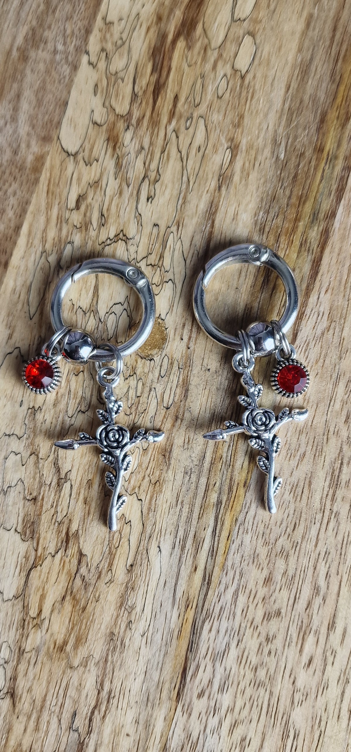 Bijoux simples sur brides arrière - Croix & Strass