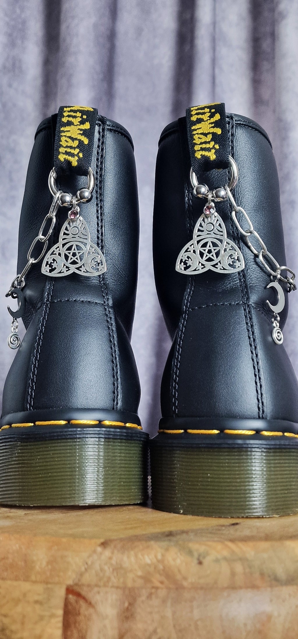 Bijoux chaînes sur brides arrière et lacets - Symbole Pentacle lune soleil & Strass