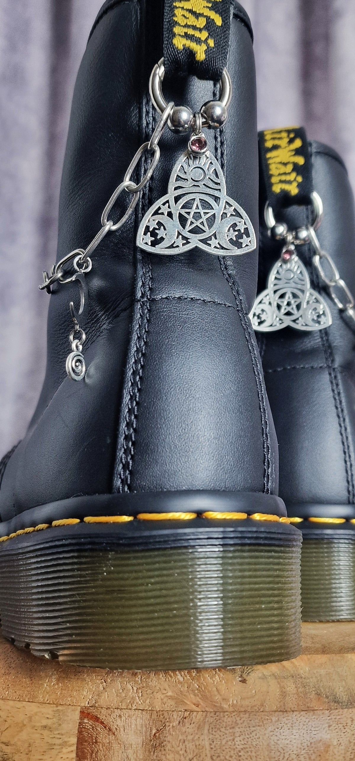 Bijoux chaînes sur brides arrière et lacets - Symbole Pentacle lune soleil & Strass