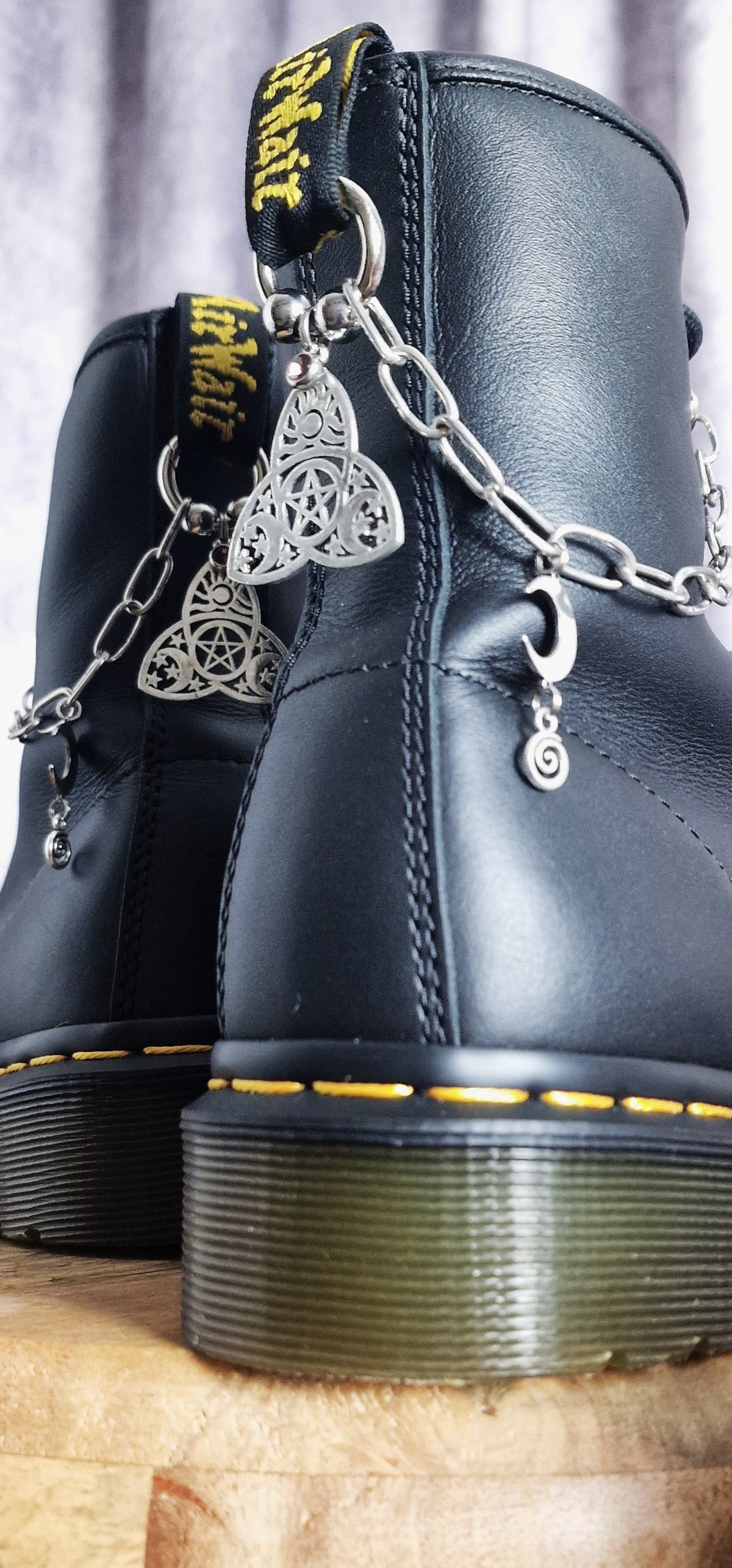 Bijoux chaînes sur brides arrière et lacets - Symbole Pentacle lune soleil & Strass