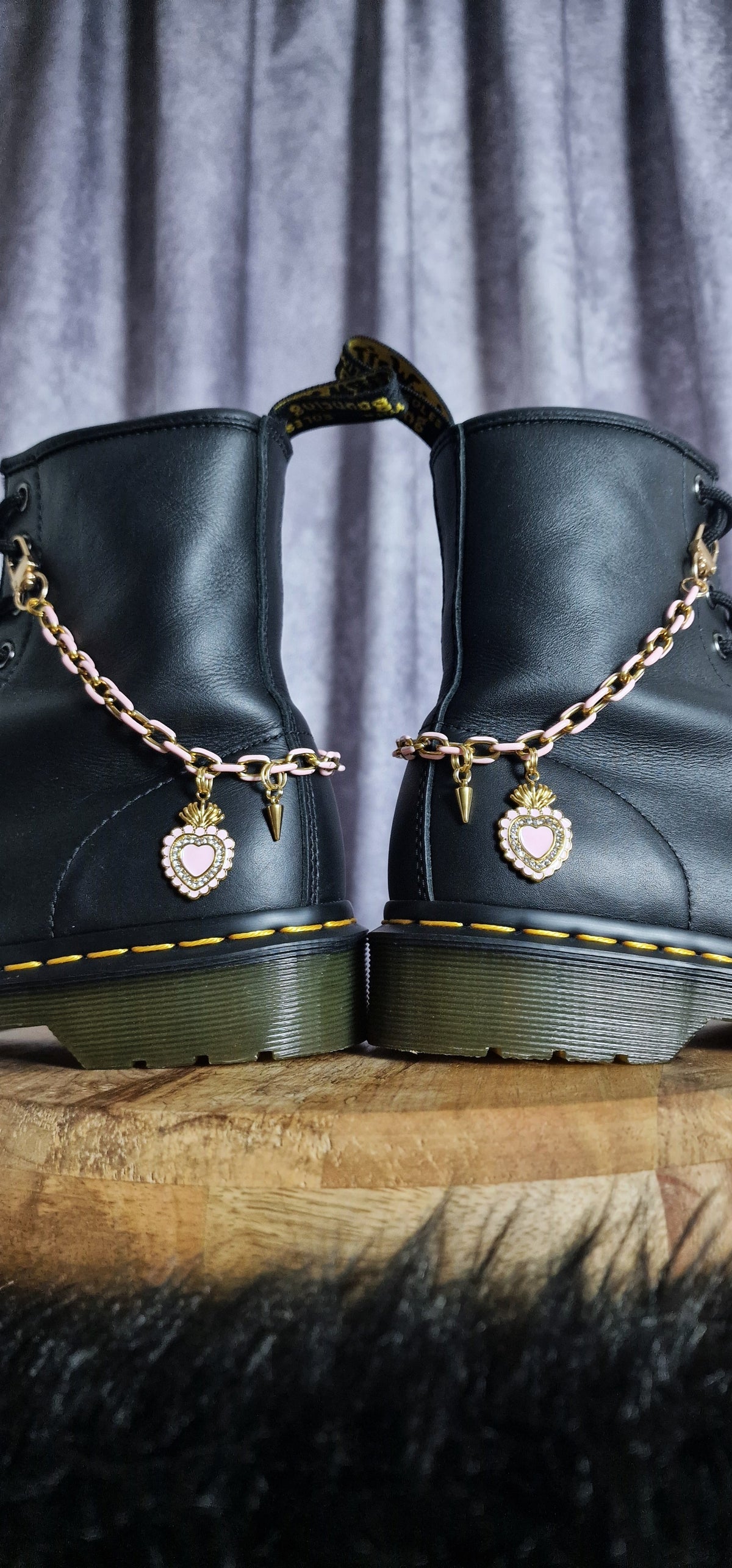 Bijoux chaînes sur lacets - Coeur rose avec strass