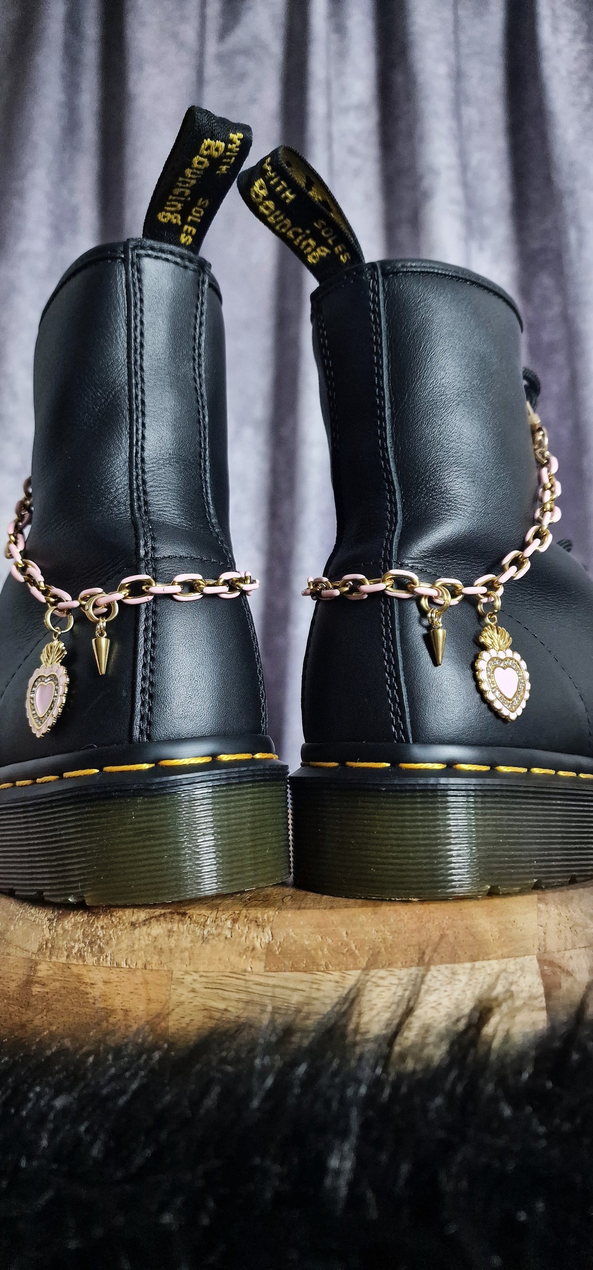 Bijoux chaînes sur lacets - Coeur rose avec strass