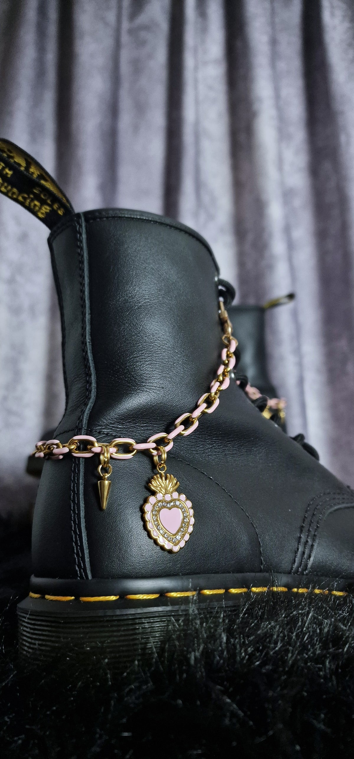 Bijoux chaînes sur lacets - Coeur rose avec strass