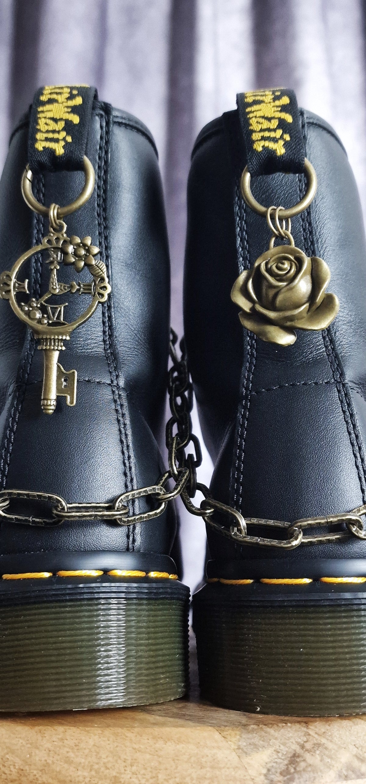 Bijoux chaînes sur brides arrière et lacets - Clé Horloge & Rose