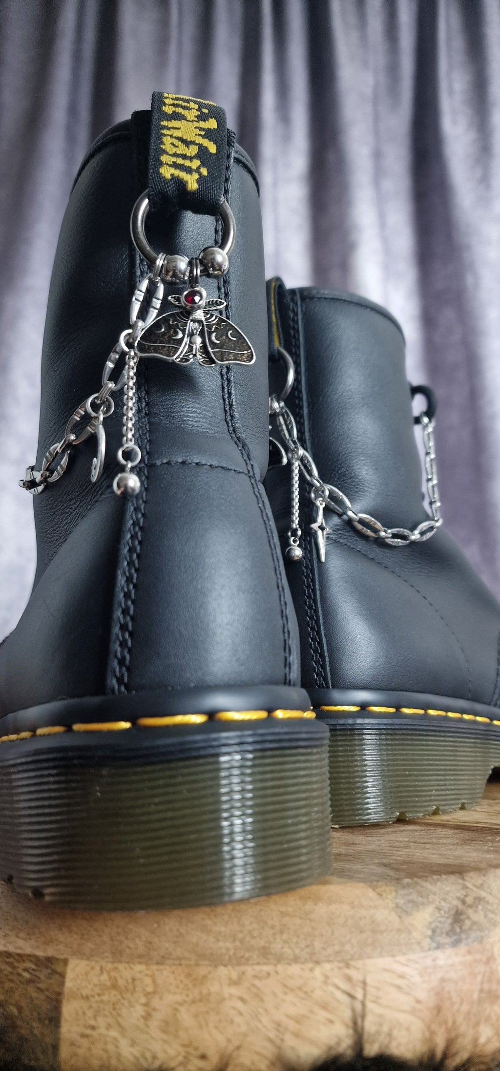 Bijoux chaînes sur brides arrière et lacets - Papillon de nuit & Strass