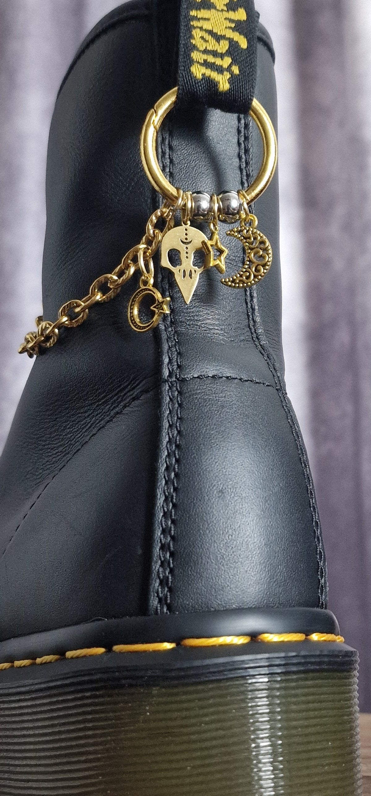 Bijoux chaînes sur brides arrière et lacets - Corbeau, lune & étoile