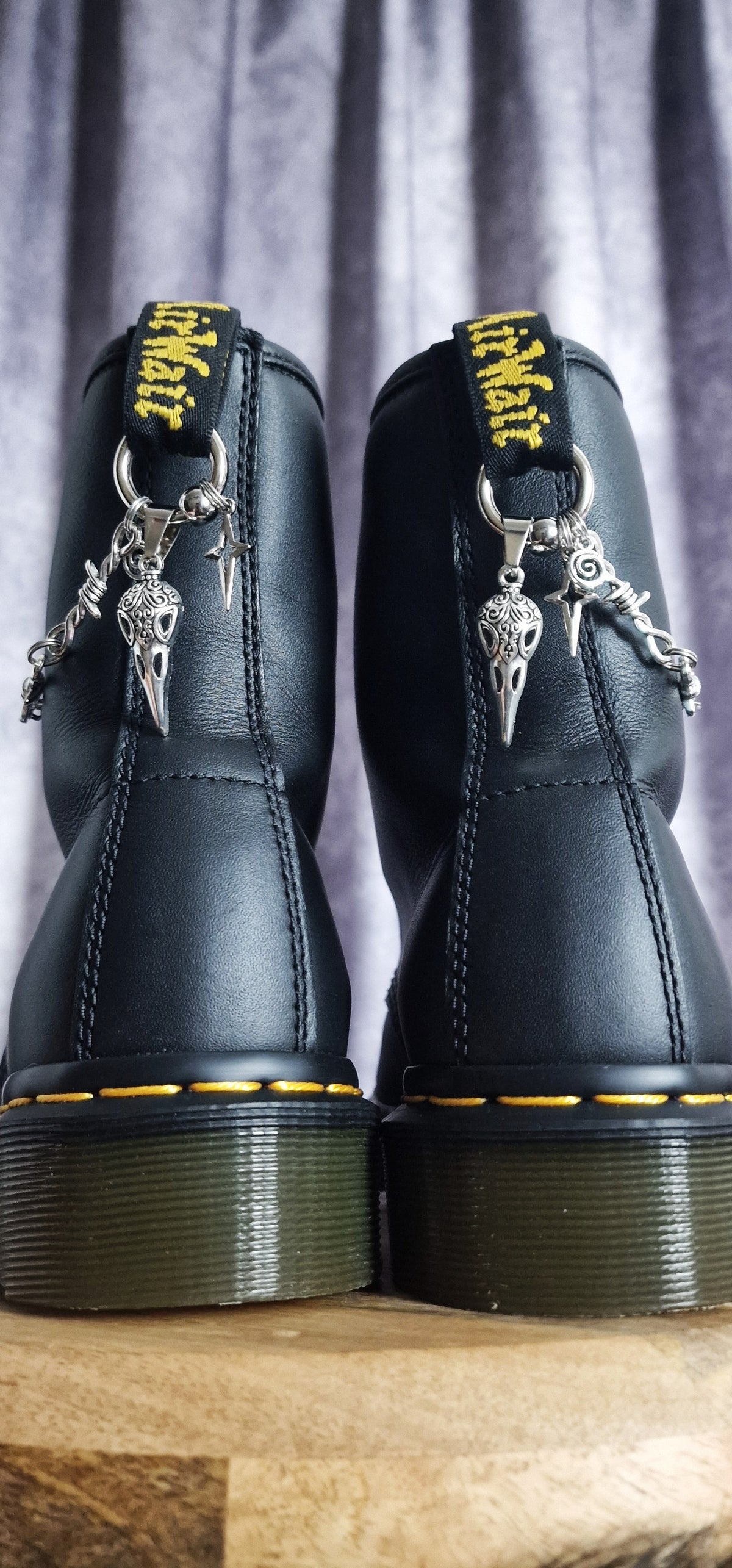 Bijoux chaînes sur brides arrière et lacets - corbeau, étoile & barbelé