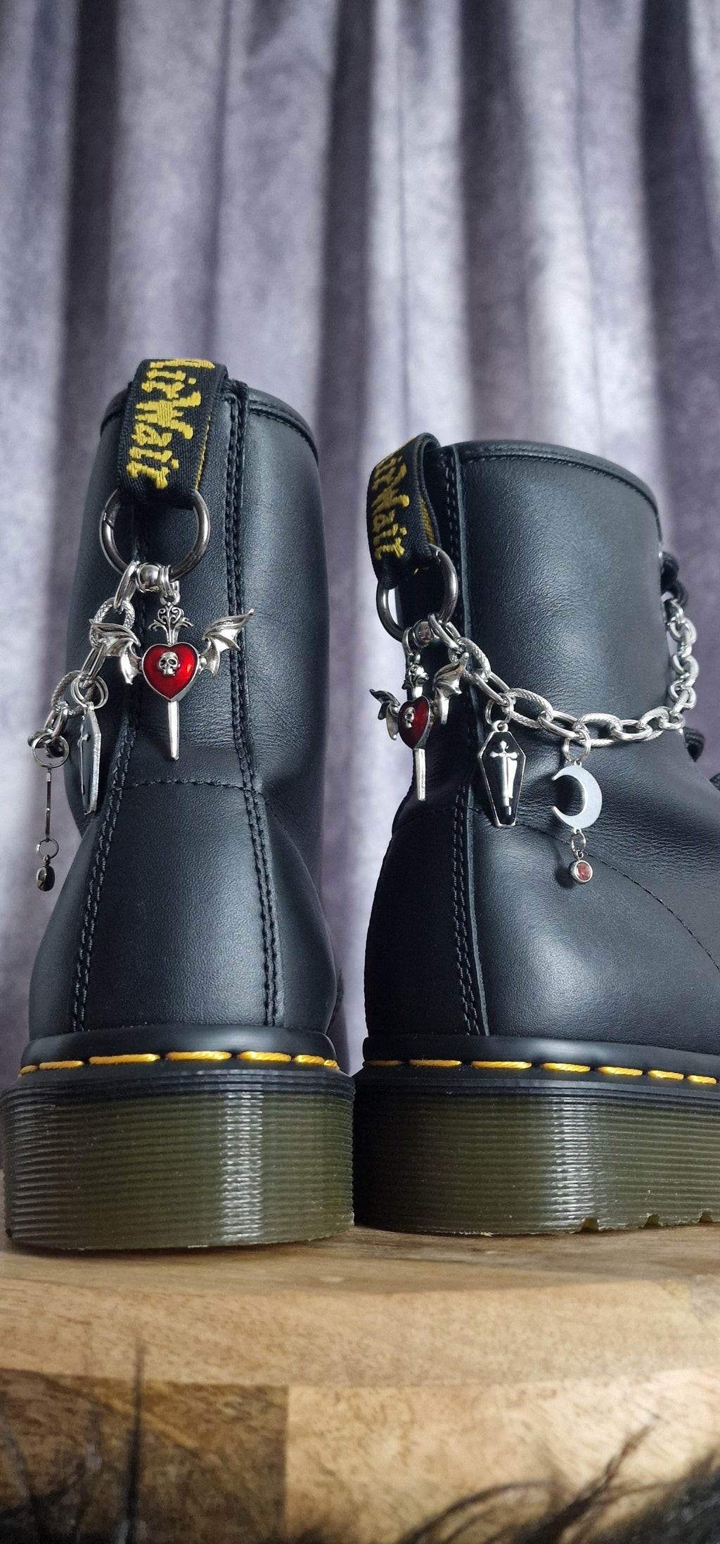 Bijoux chaînes sur brides arrière et lacets - Dague crâne ailé, lune & cercueil
