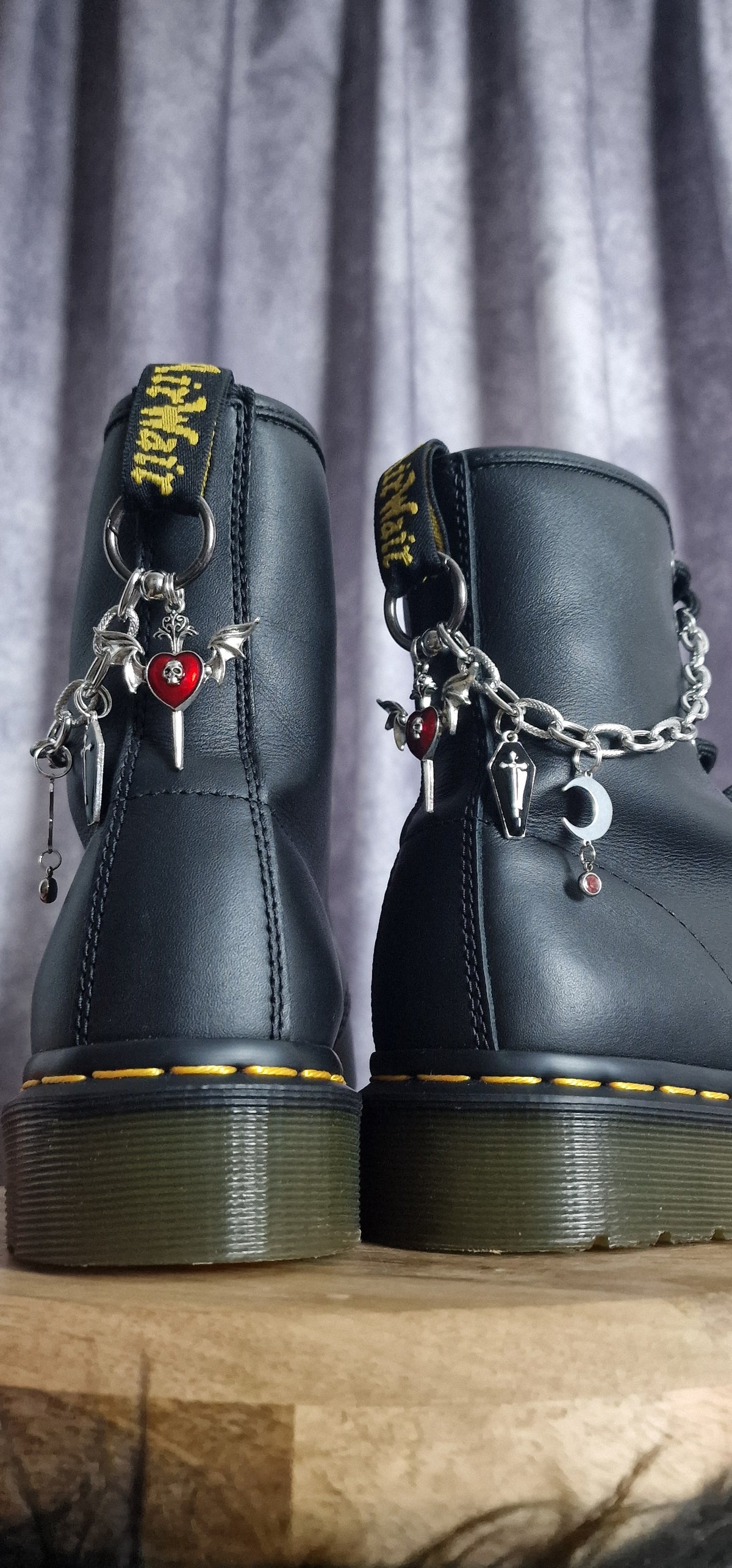 Bijoux chaînes sur brides arrière et lacets - Dague crâne ailé, lune & cercueil