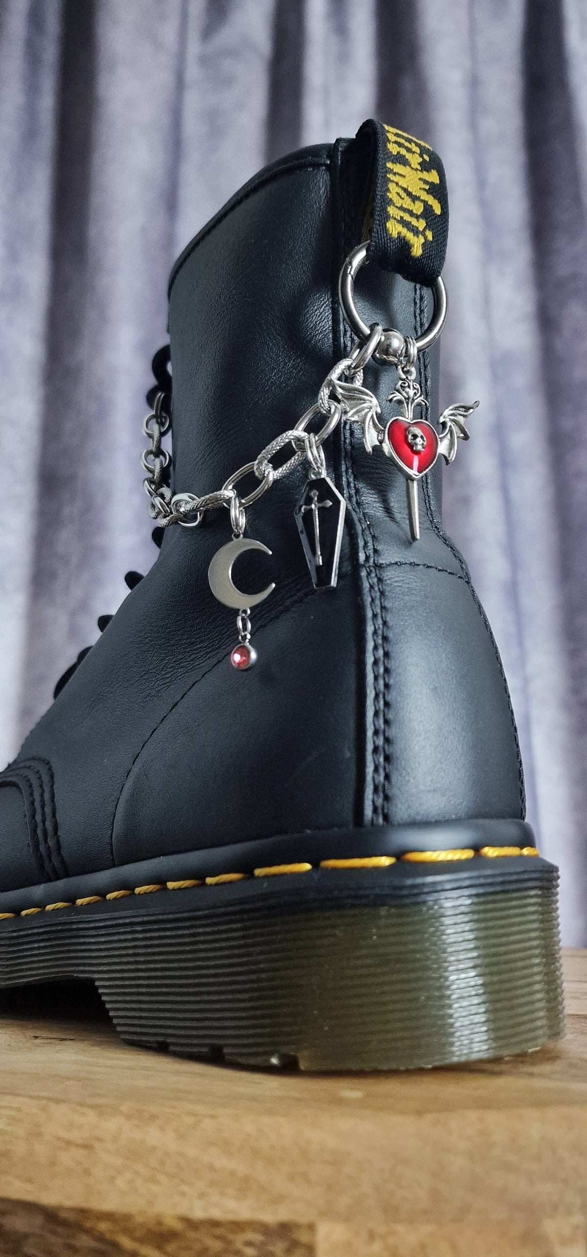 Bijoux chaînes sur brides arrière et lacets - Dague crâne ailé, lune & cercueil