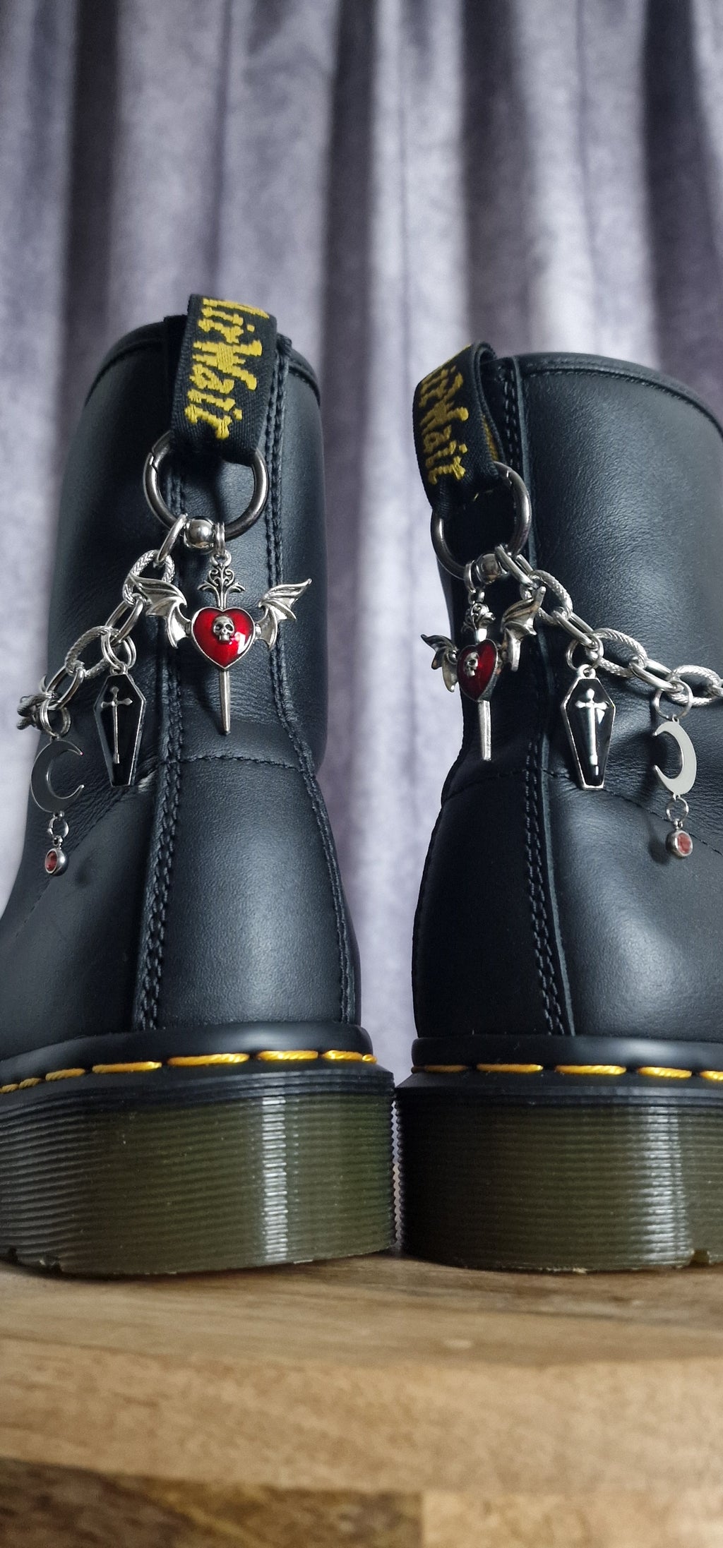 Bijoux chaînes sur brides arrière et lacets - Dague crâne ailé, lune & cercueil