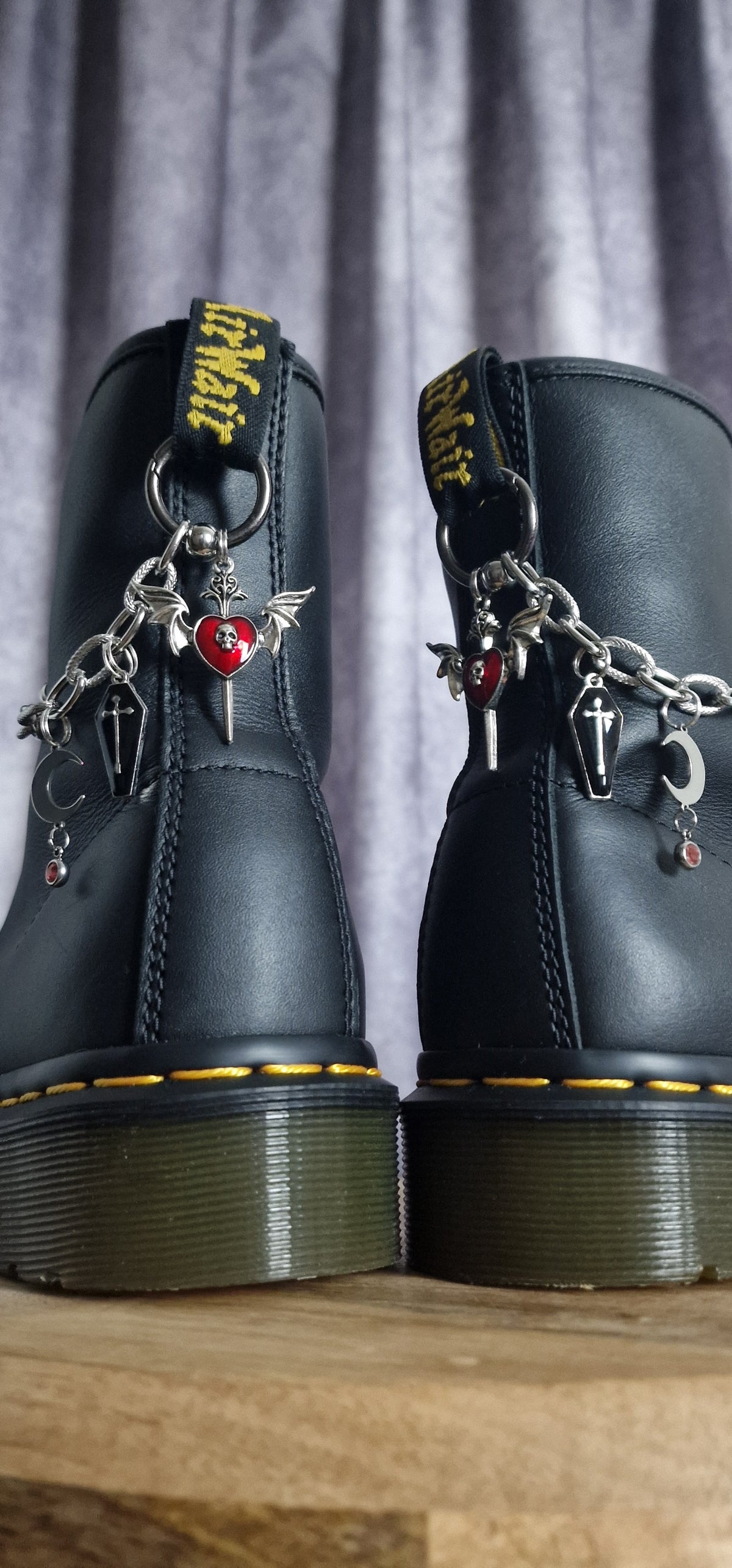 Bijoux chaînes sur brides arrière et lacets - Dague crâne ailé, lune & cercueil