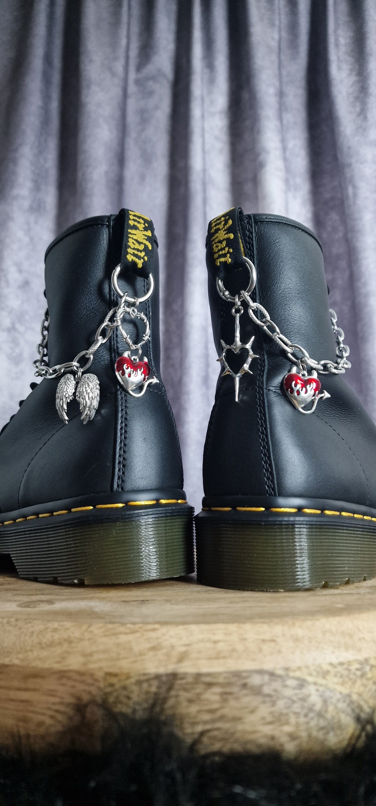 Bijoux chaînes sur brides arrière et lacets - Coeur diabolique & ailes d'Ange