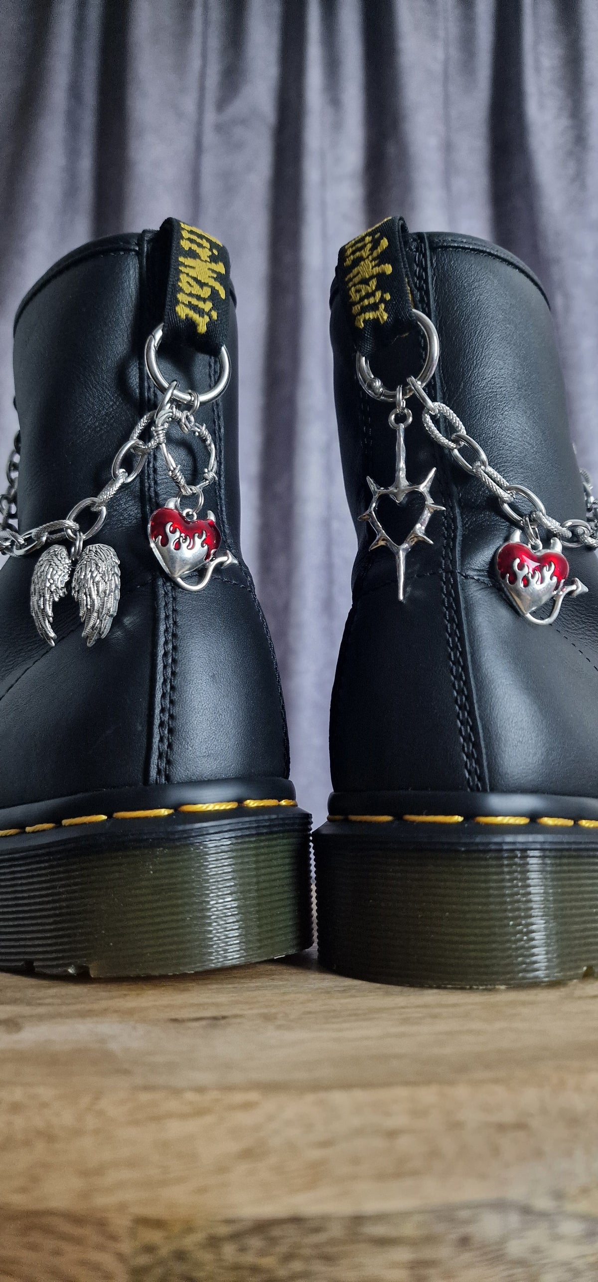 Bijoux chaînes sur brides arrière et lacets - Coeur diabolique & ailes d'Ange