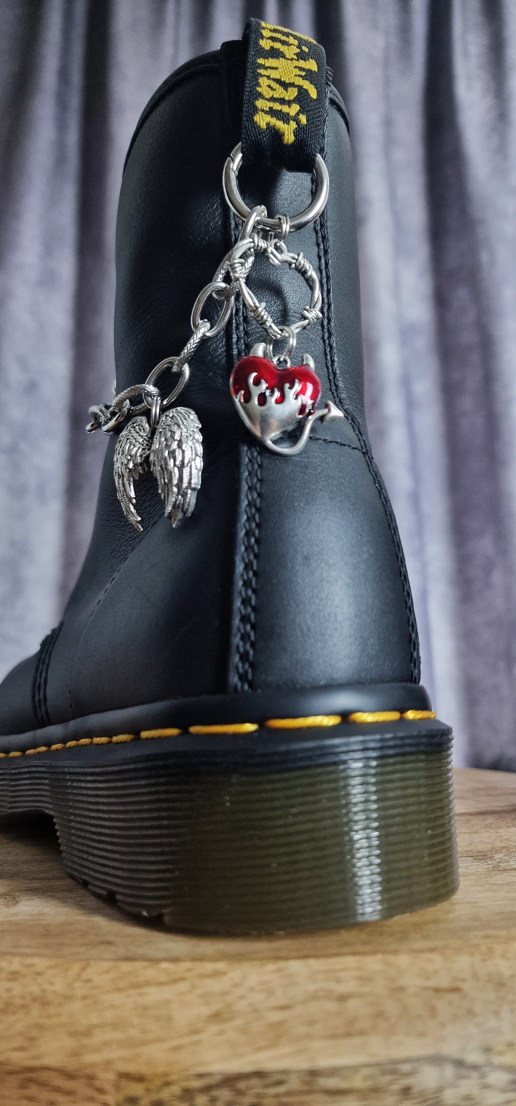 Bijoux chaînes sur brides arrière et lacets - Coeur diabolique & ailes d'Ange