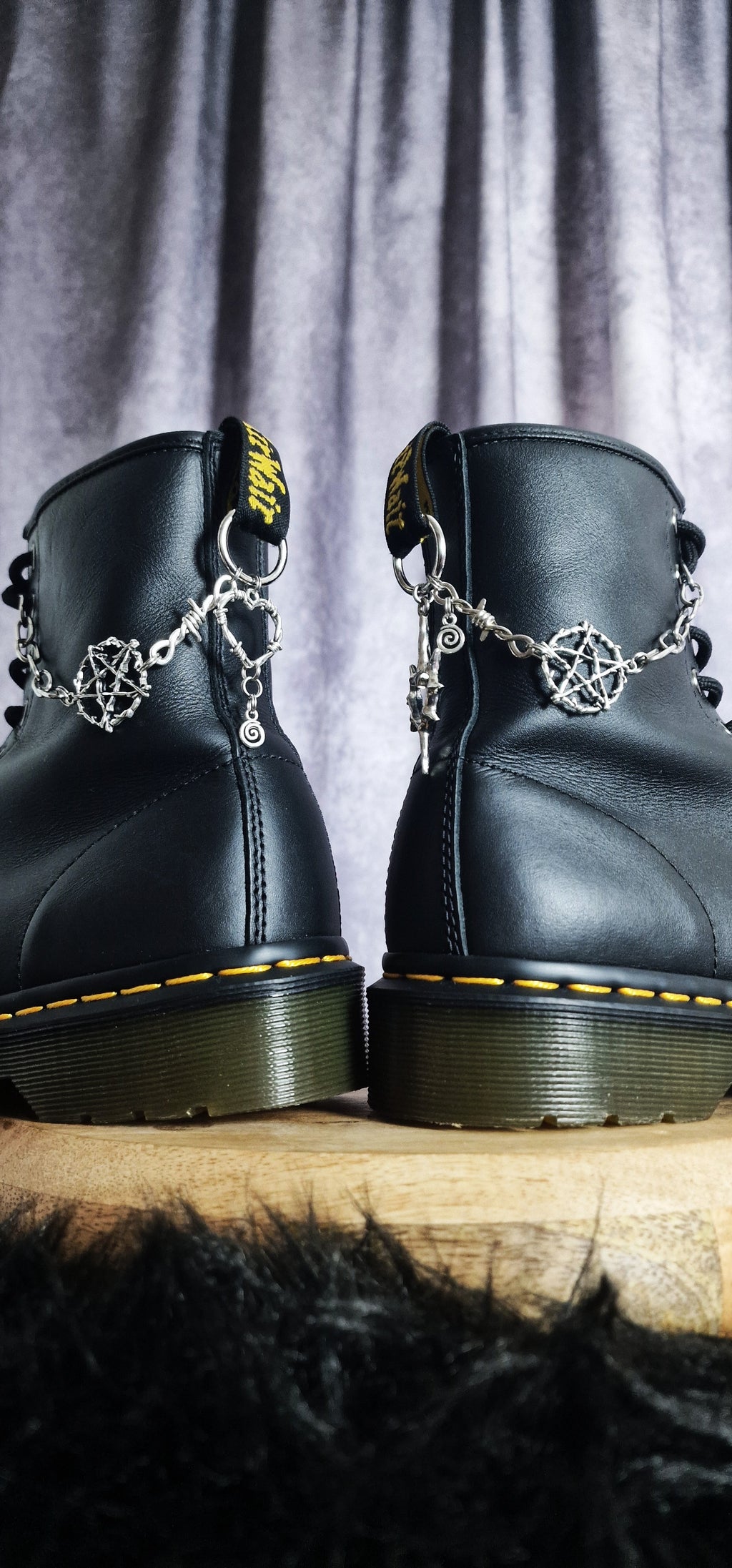 Bijoux chaînes sur brides arrière et lacets - Coeurs barbelé & Pentacle