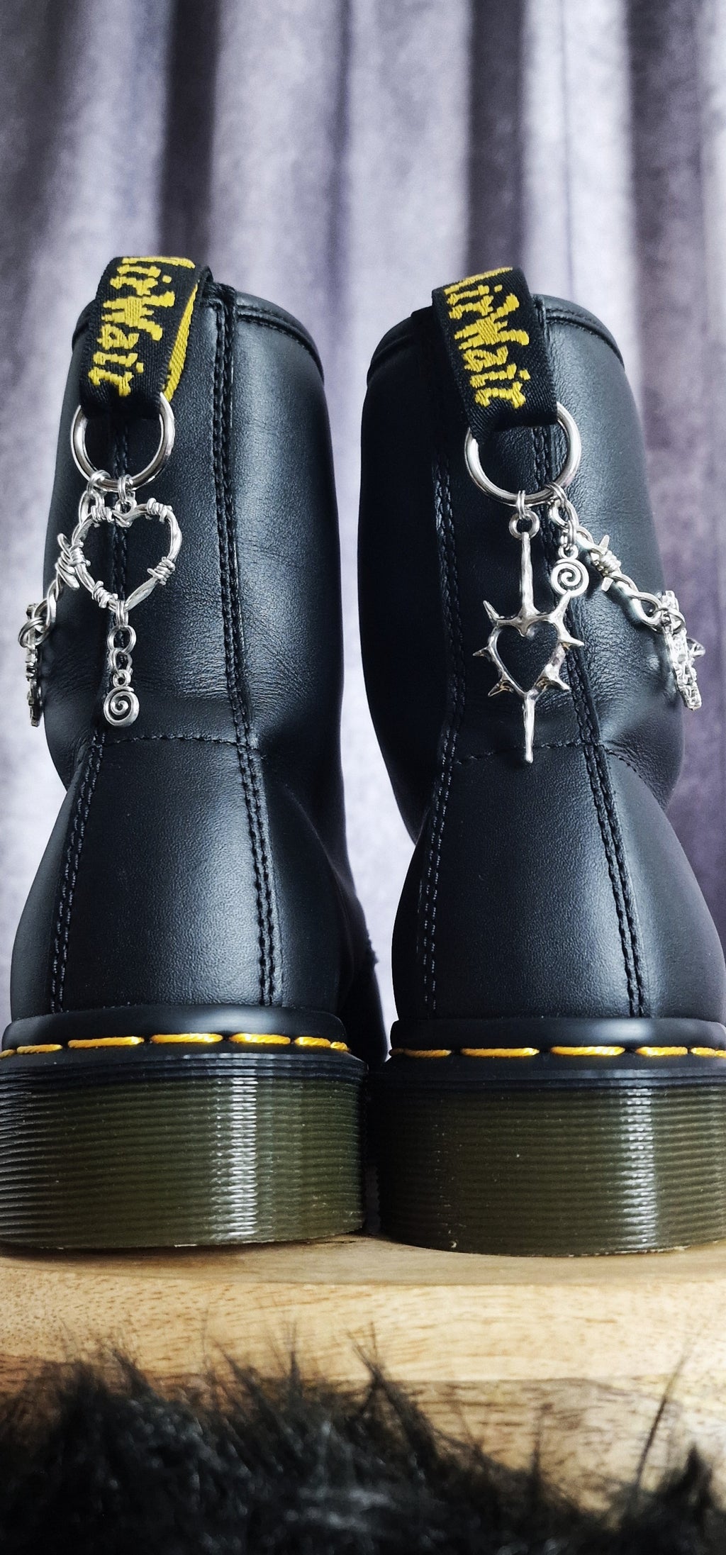 Bijoux chaînes sur brides arrière et lacets - Coeurs barbelé & Pentacle