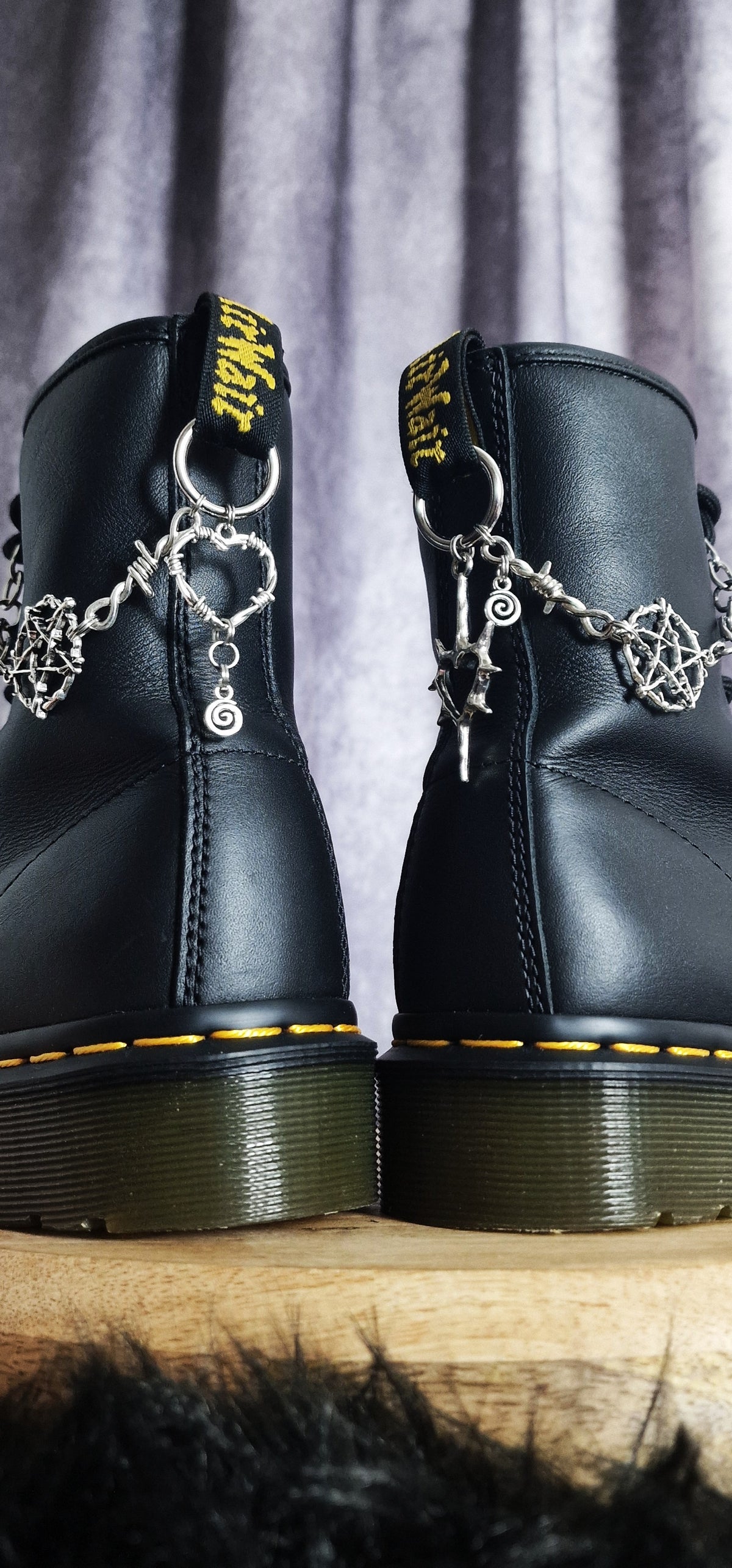 Bijoux chaînes sur brides arrière et lacets - Coeurs barbelé & Pentacle