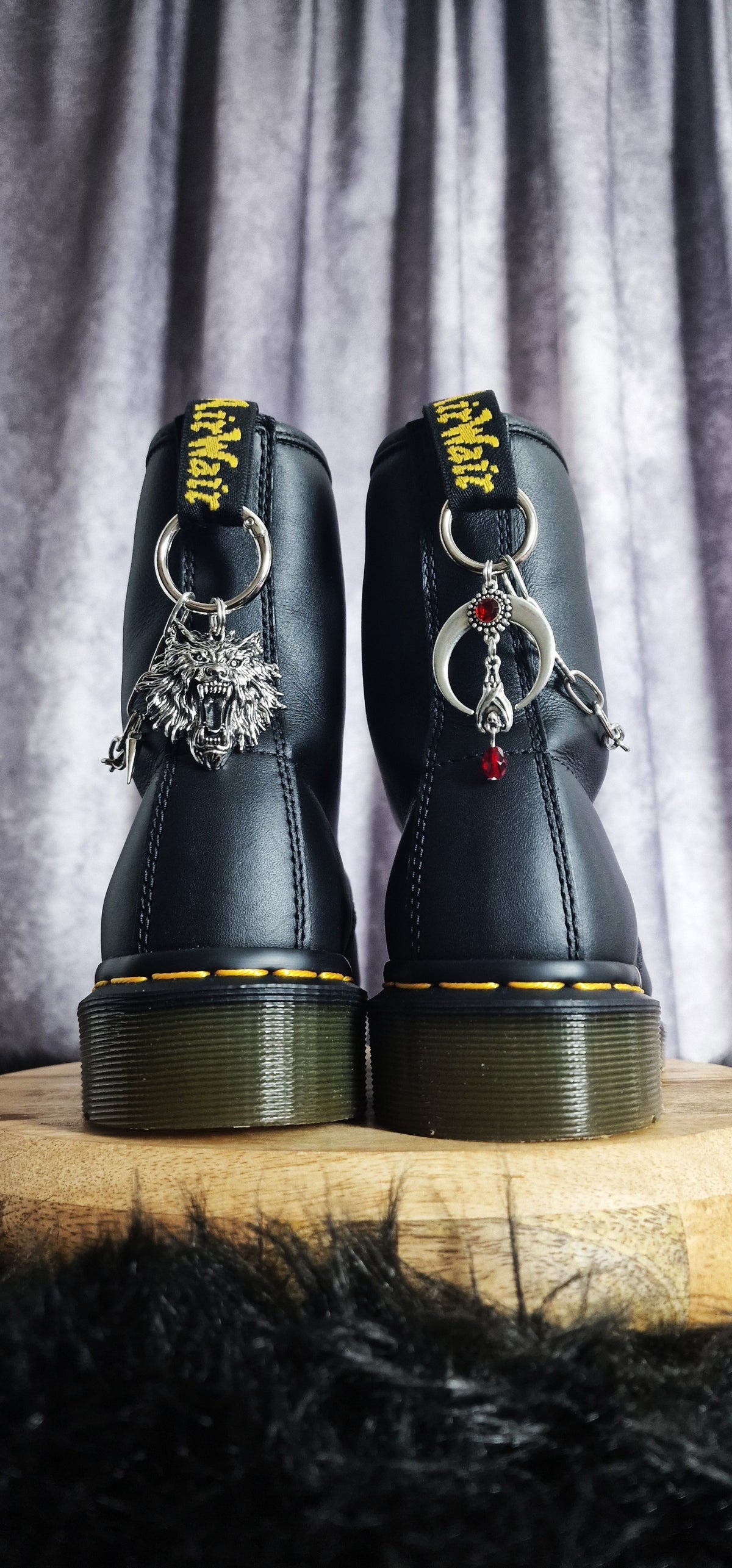 Bijoux chaînes sur brides arrière et lacets - Loup & lune renversée