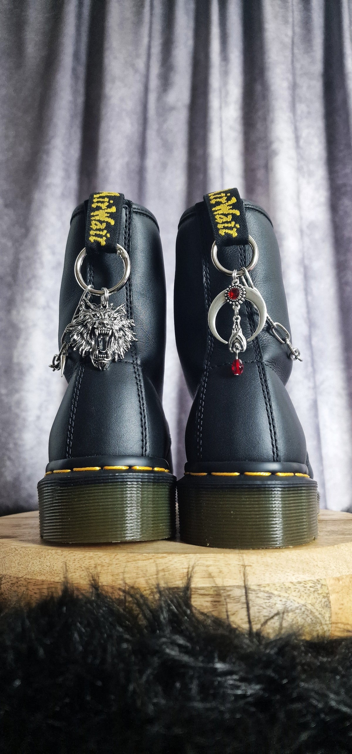 Bijoux chaînes sur brides arrière et lacets - Loup & lune renversée