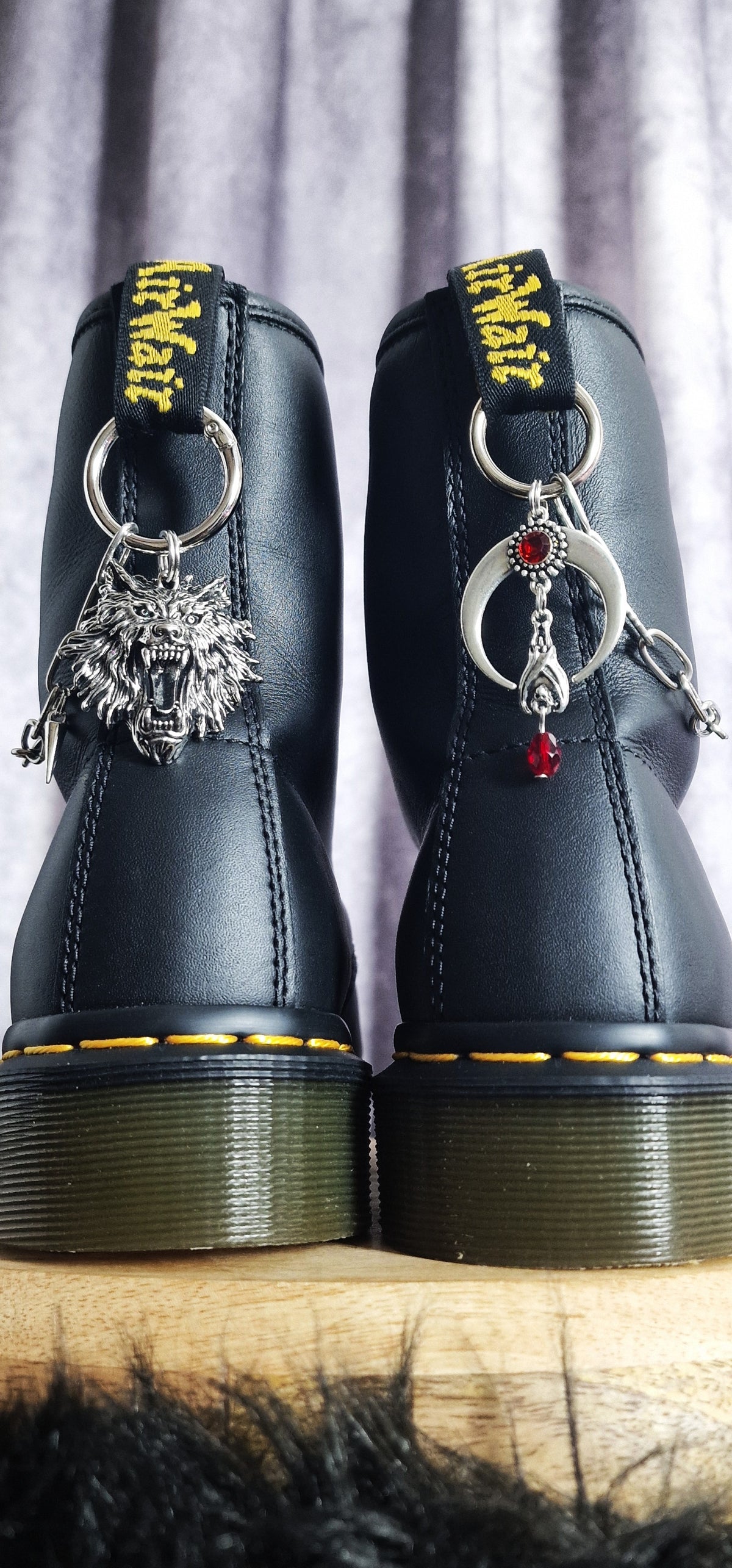 Bijoux chaînes sur brides arrière et lacets - Loup & lune renversée