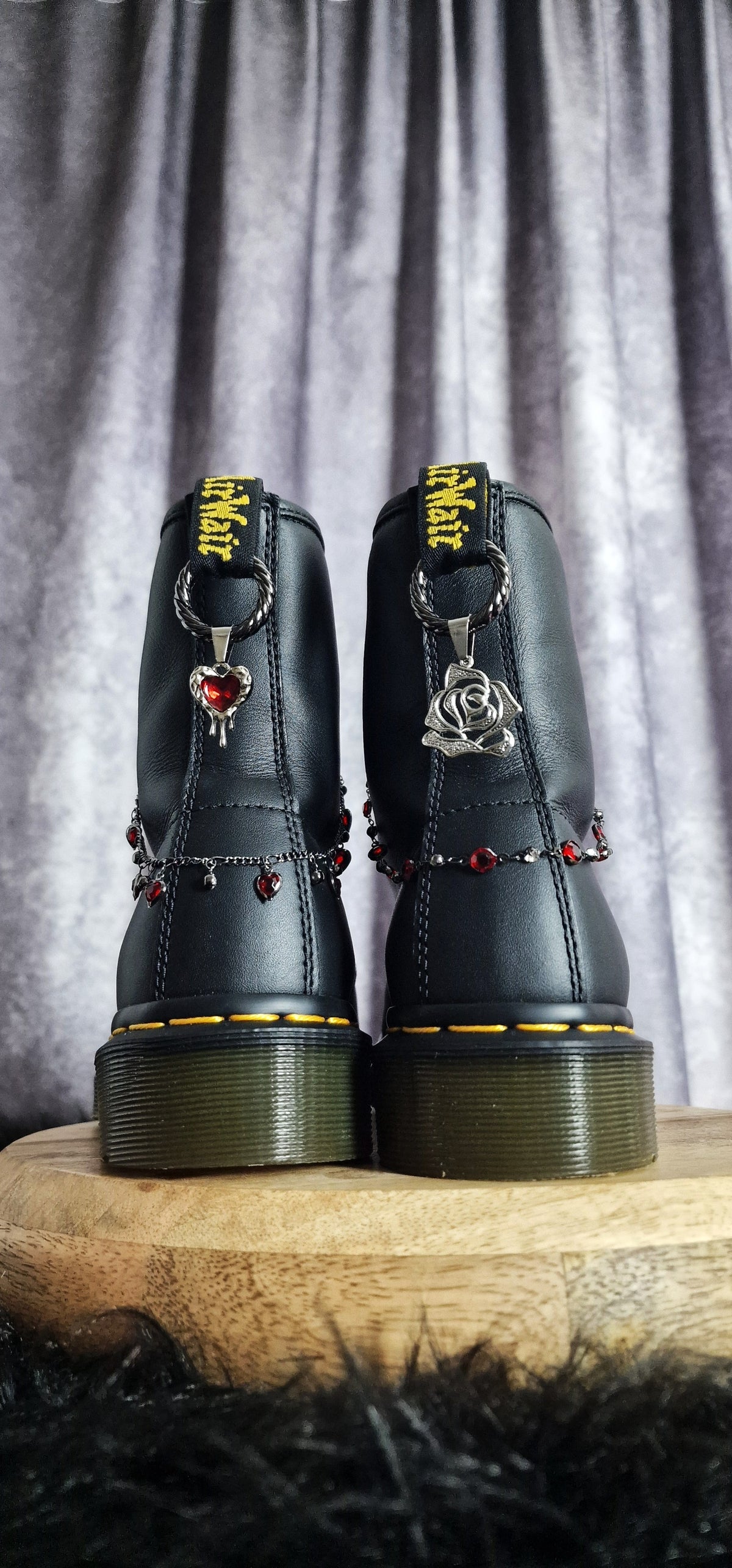 Bijoux chaînes sur brides arrière et lacets - Cœur coulant & rose